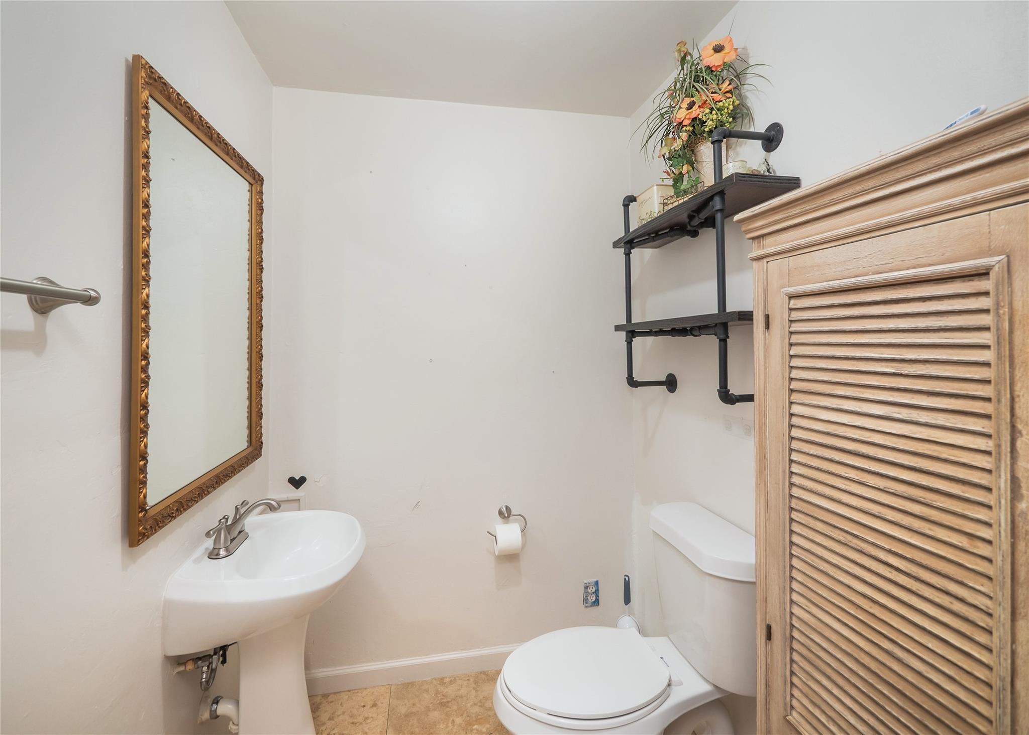 5 W Mesquite Ave, Rogers, TX 76569