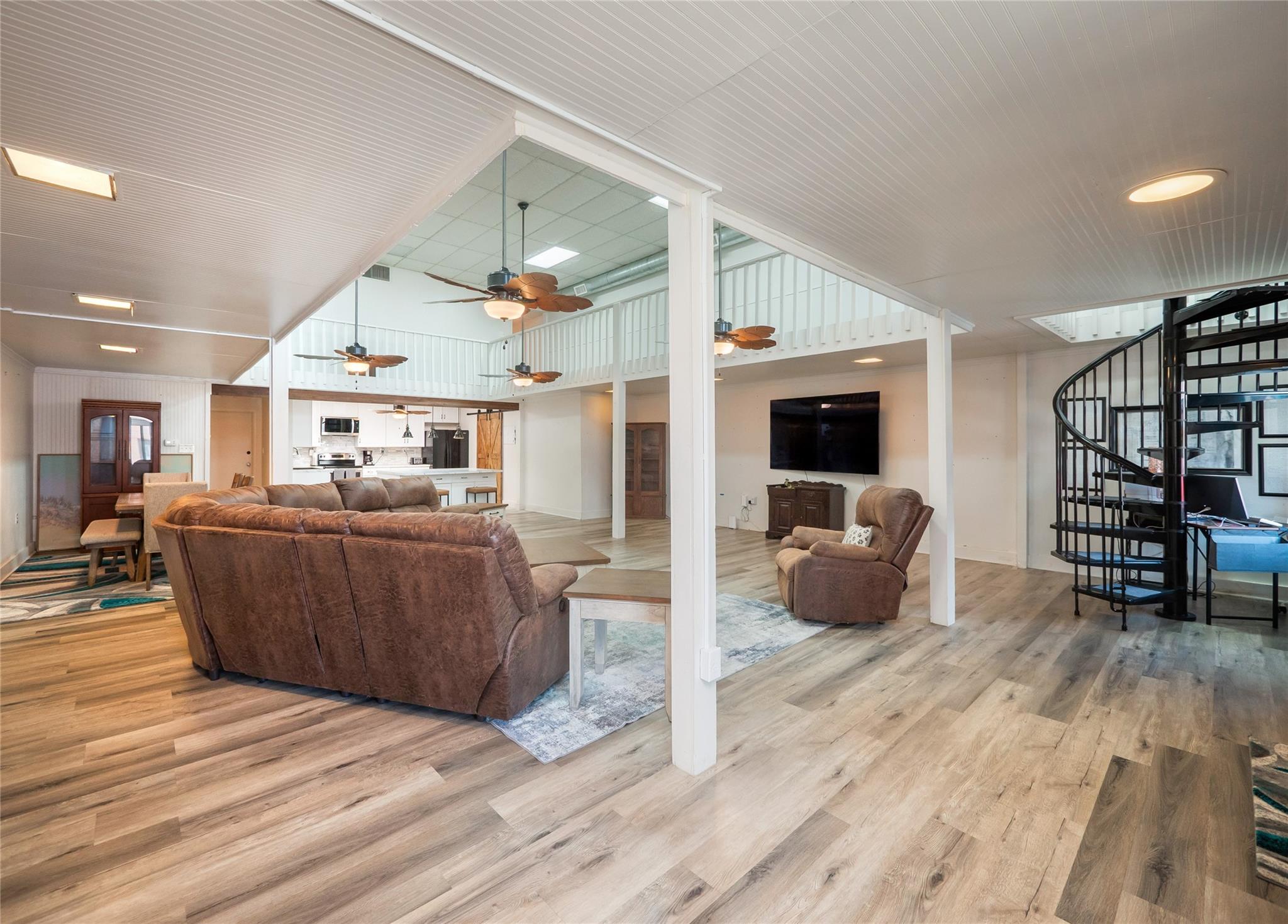 5 W Mesquite Ave, Rogers, TX 76569
