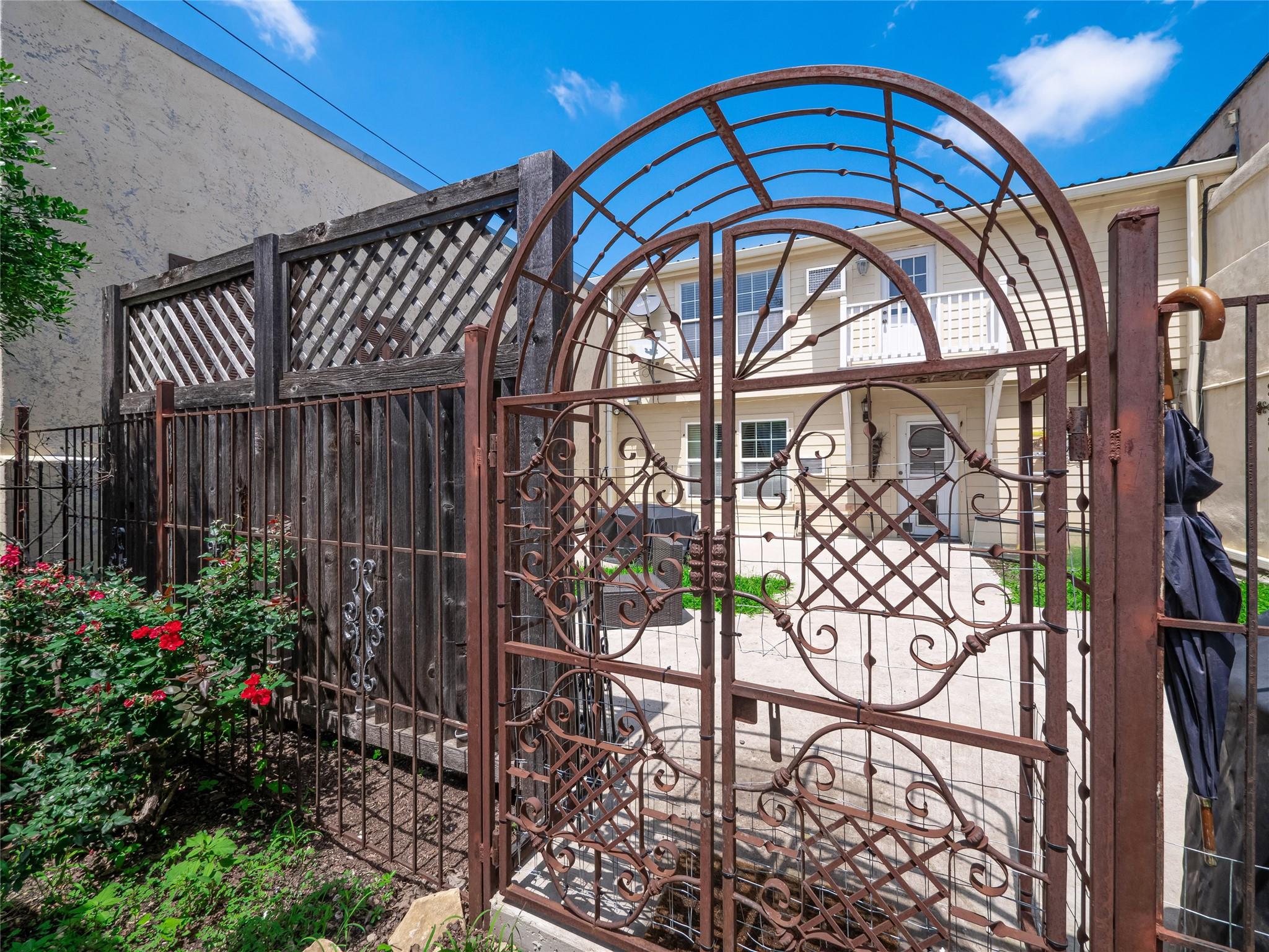 5 W Mesquite Ave, Rogers, TX 76569