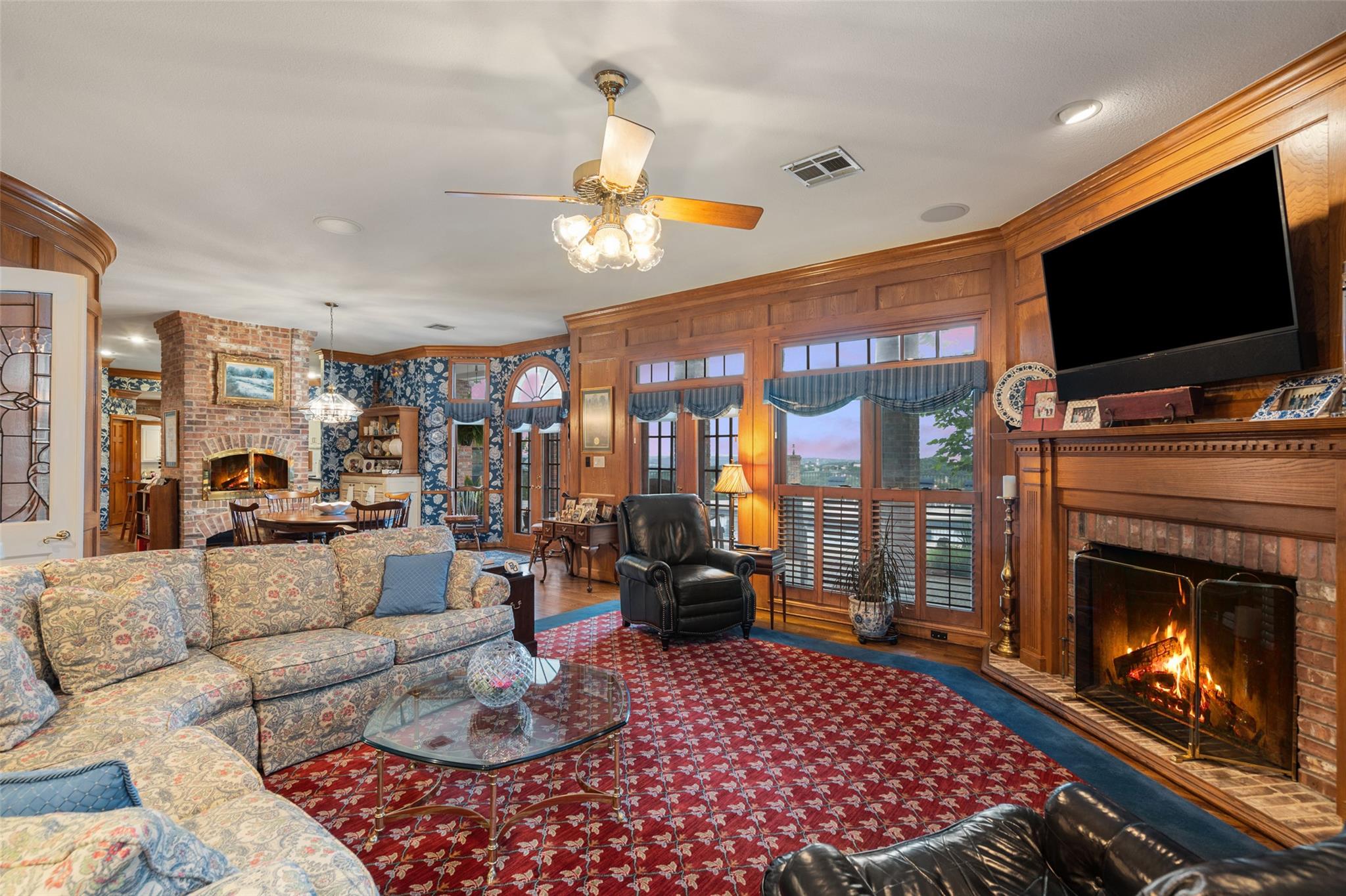 12 Hedge Ln, Austin, TX 78746