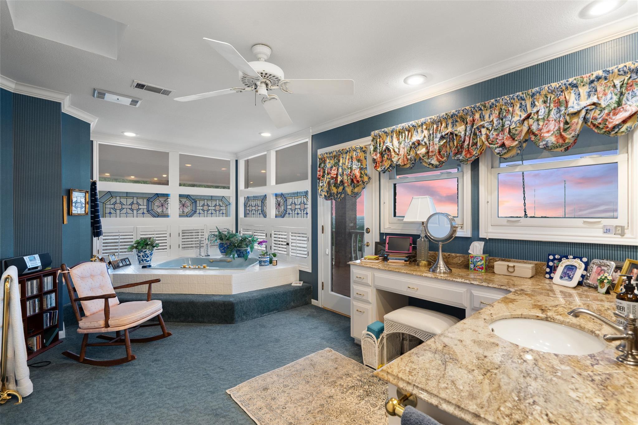 12 Hedge Ln, Austin, TX 78746