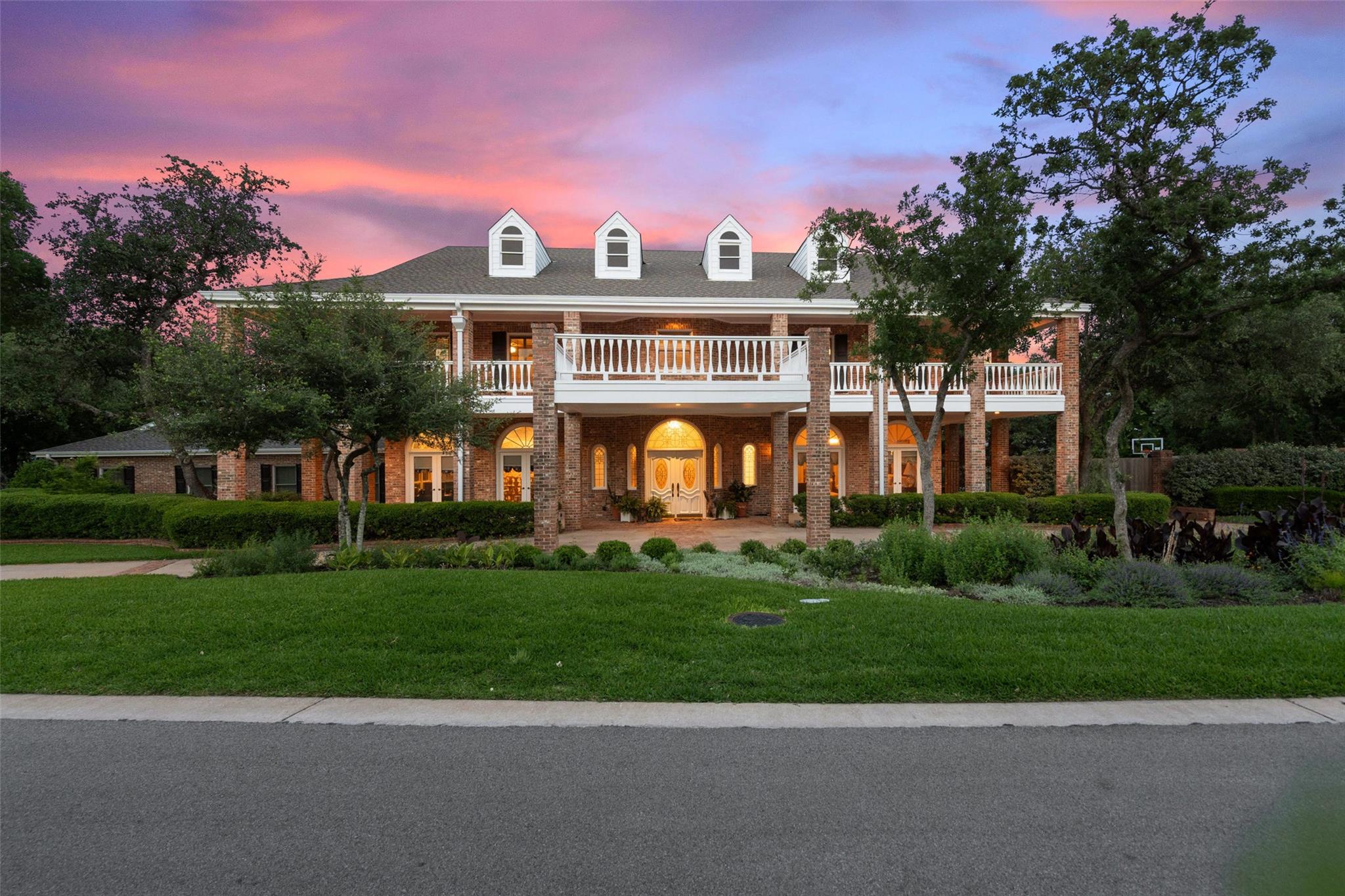 12 Hedge Ln, Austin, TX 78746