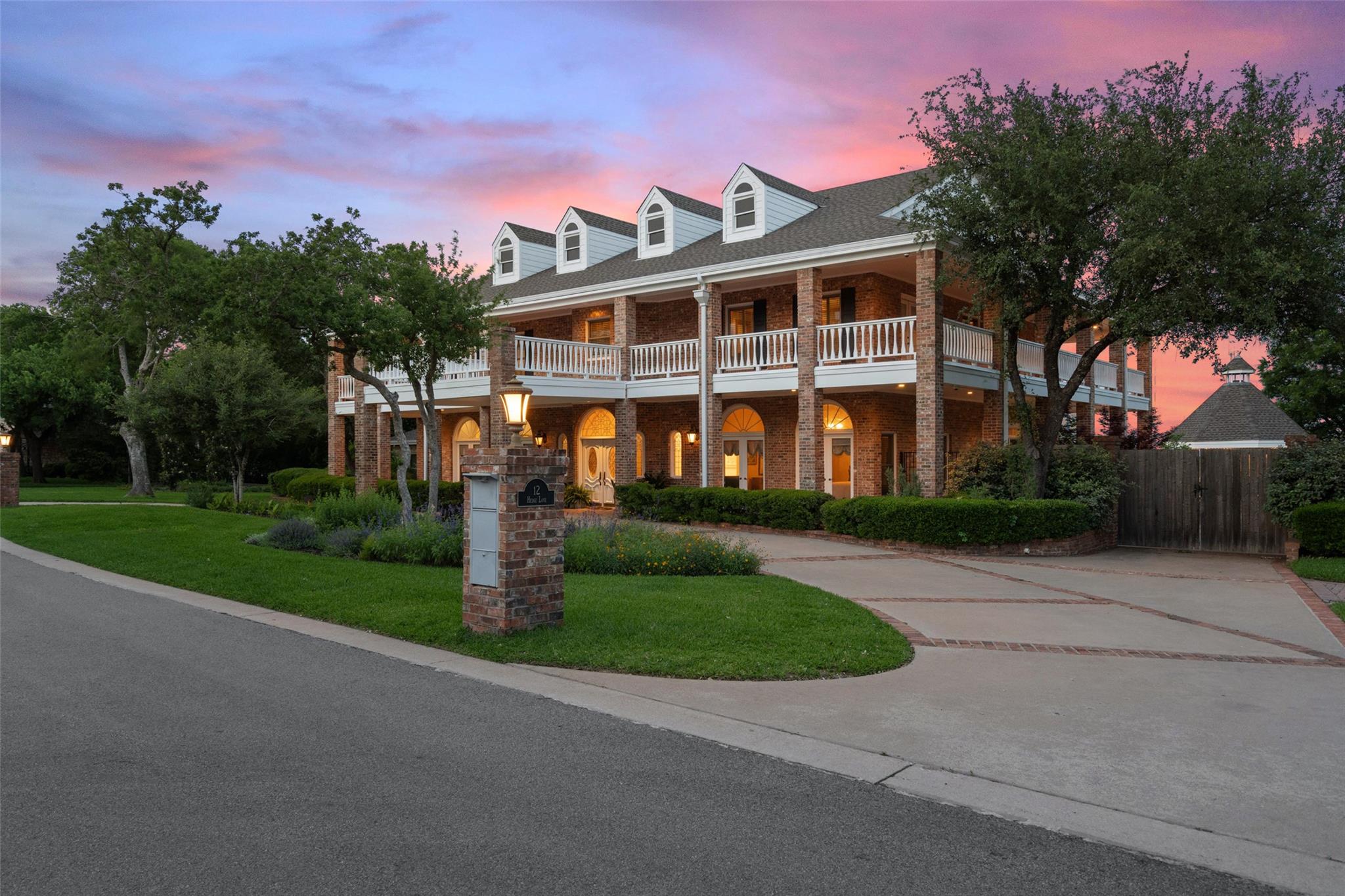 12 Hedge Ln, Austin, TX 78746