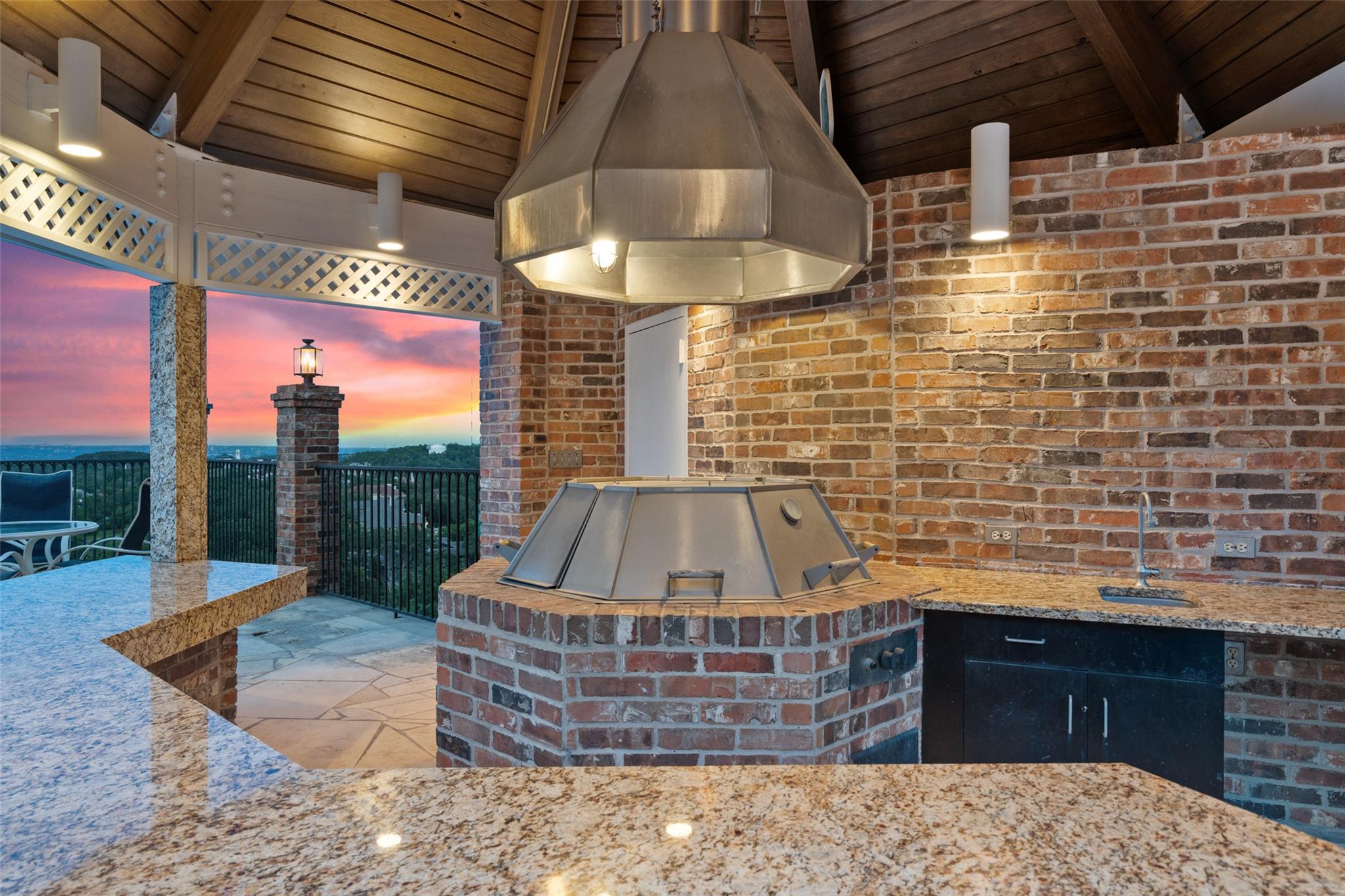 12 Hedge Ln, Austin, TX 78746