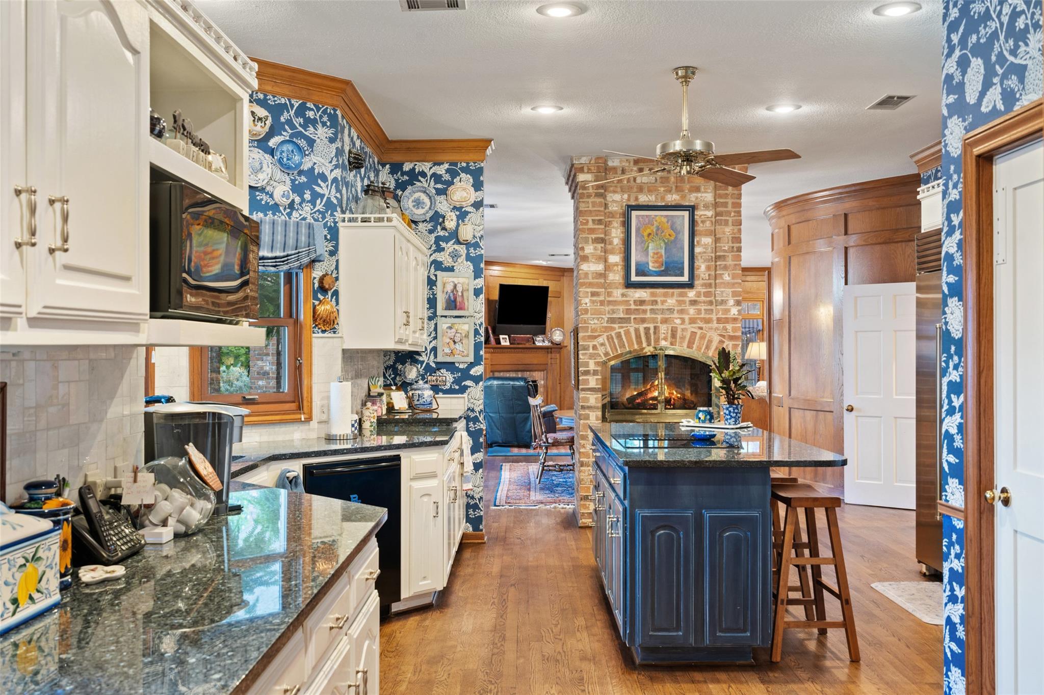 12 Hedge Ln, Austin, TX 78746