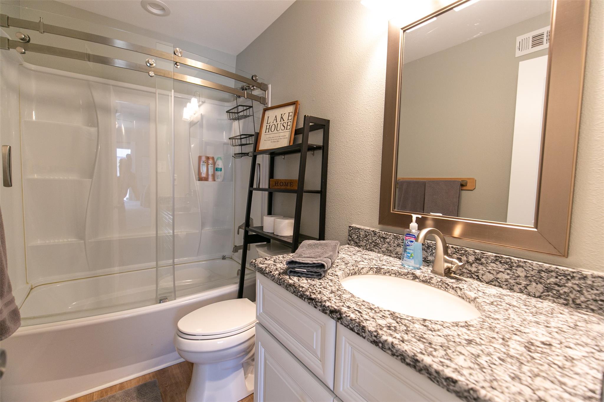 104 Cove E # 103, Horseshoe Bay, TX 78657