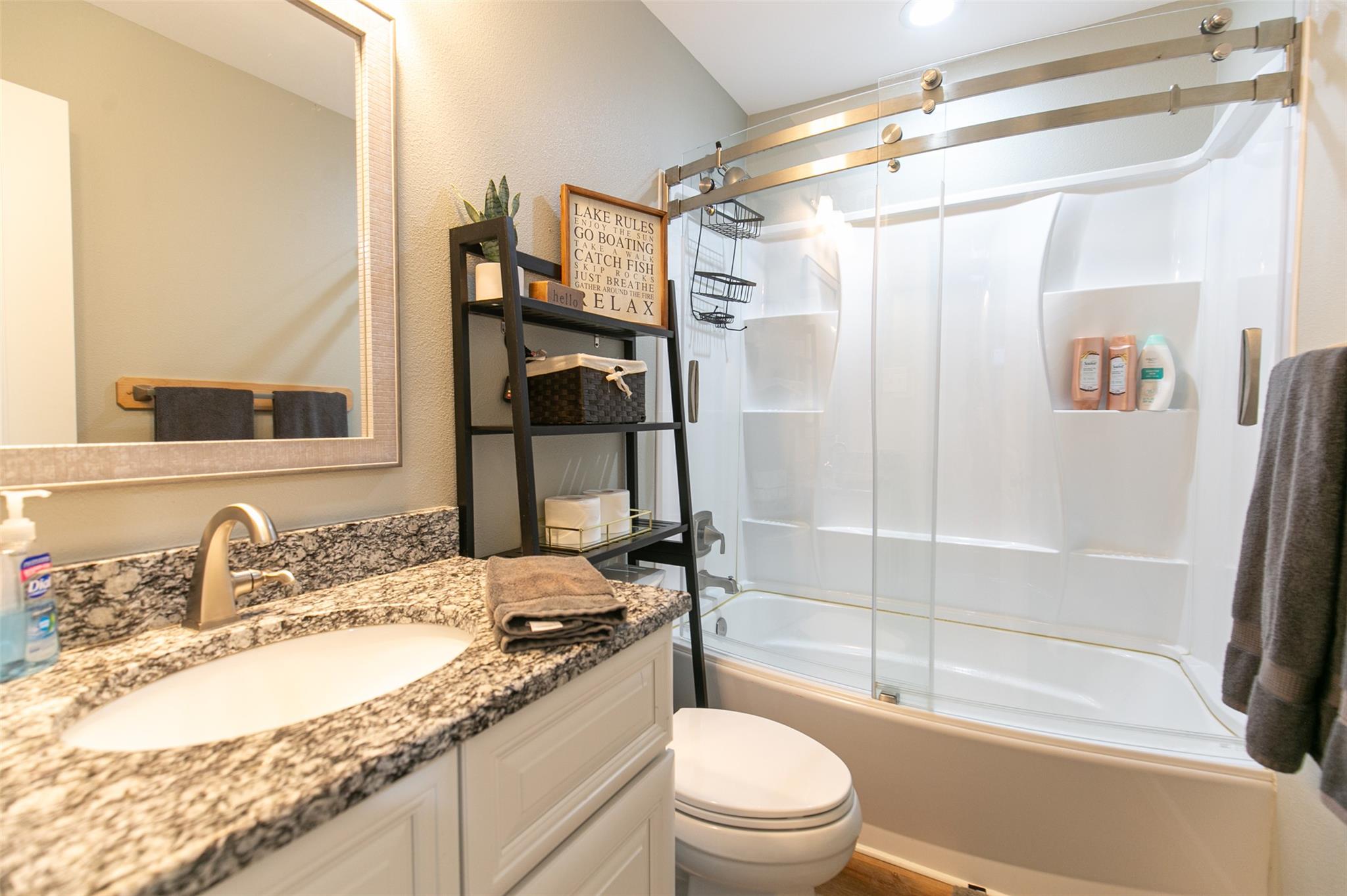 104 Cove E # 103, Horseshoe Bay, TX 78657
