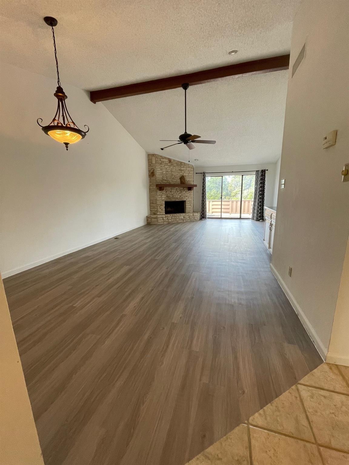 10 Oaks Pl, Lago Vista, TX 78645