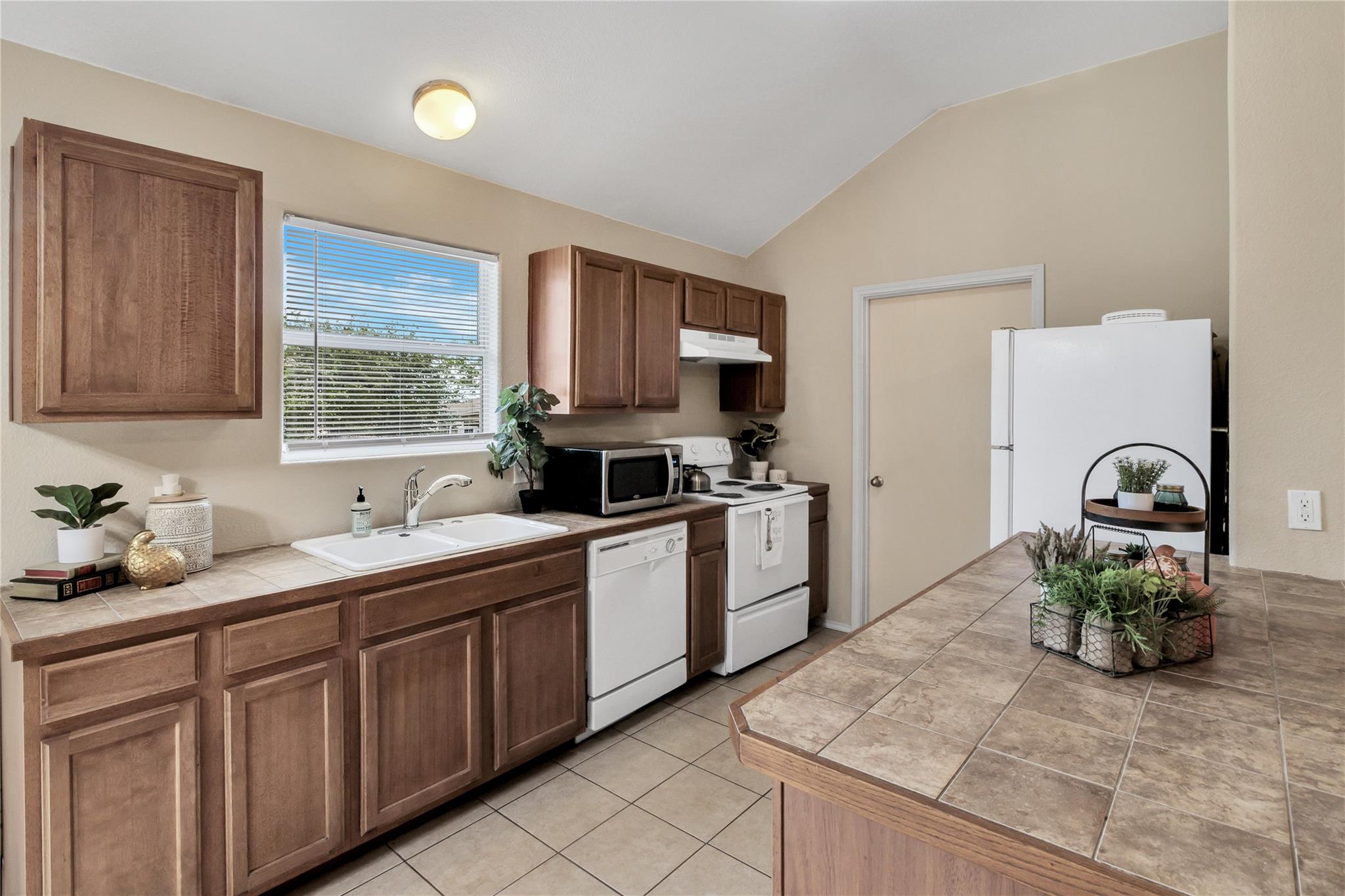 325 Moonstone Dr, Jarrell, TX 76537
