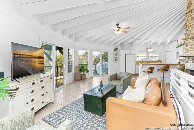 1433 Riviera Dr, Canyon Lake, TX 78133