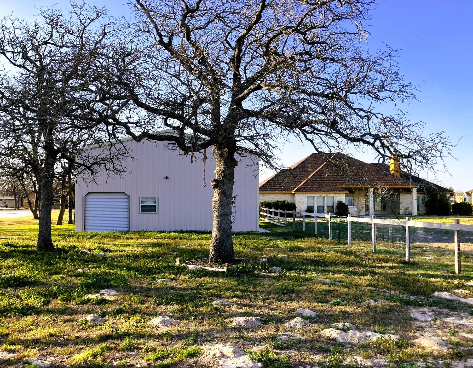 129 S Abrego Crossing, Floresville, TX 78114