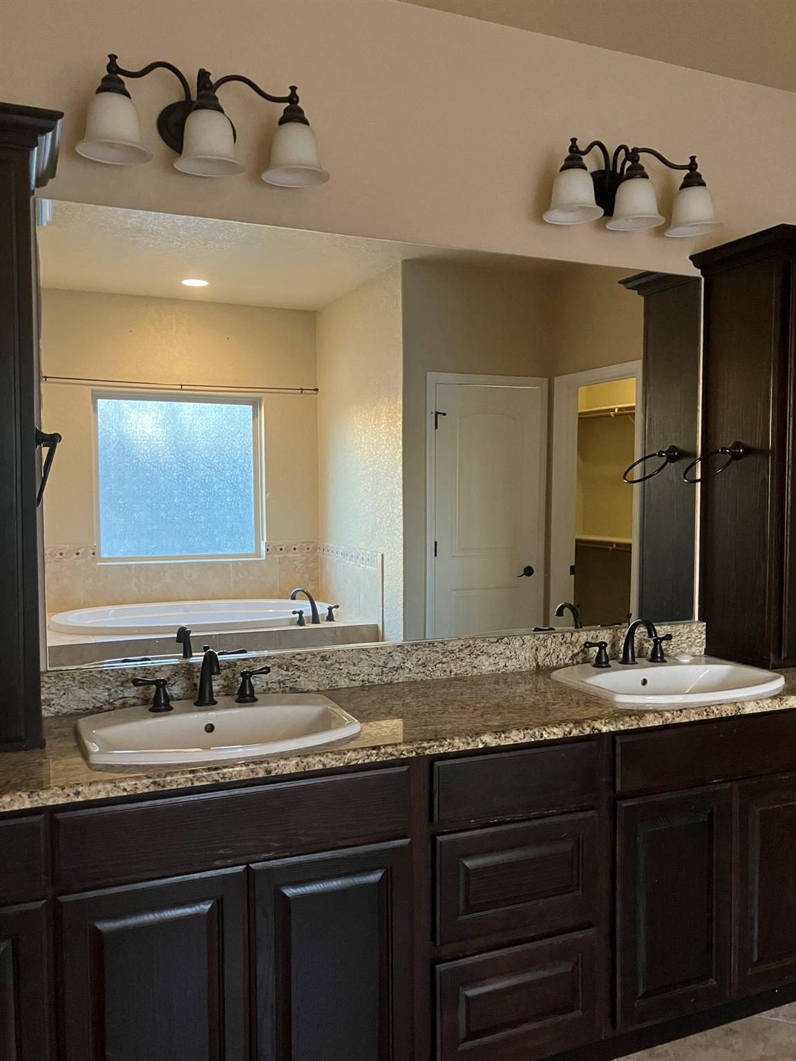 129 S Abrego Crossing, Floresville, TX 78114
