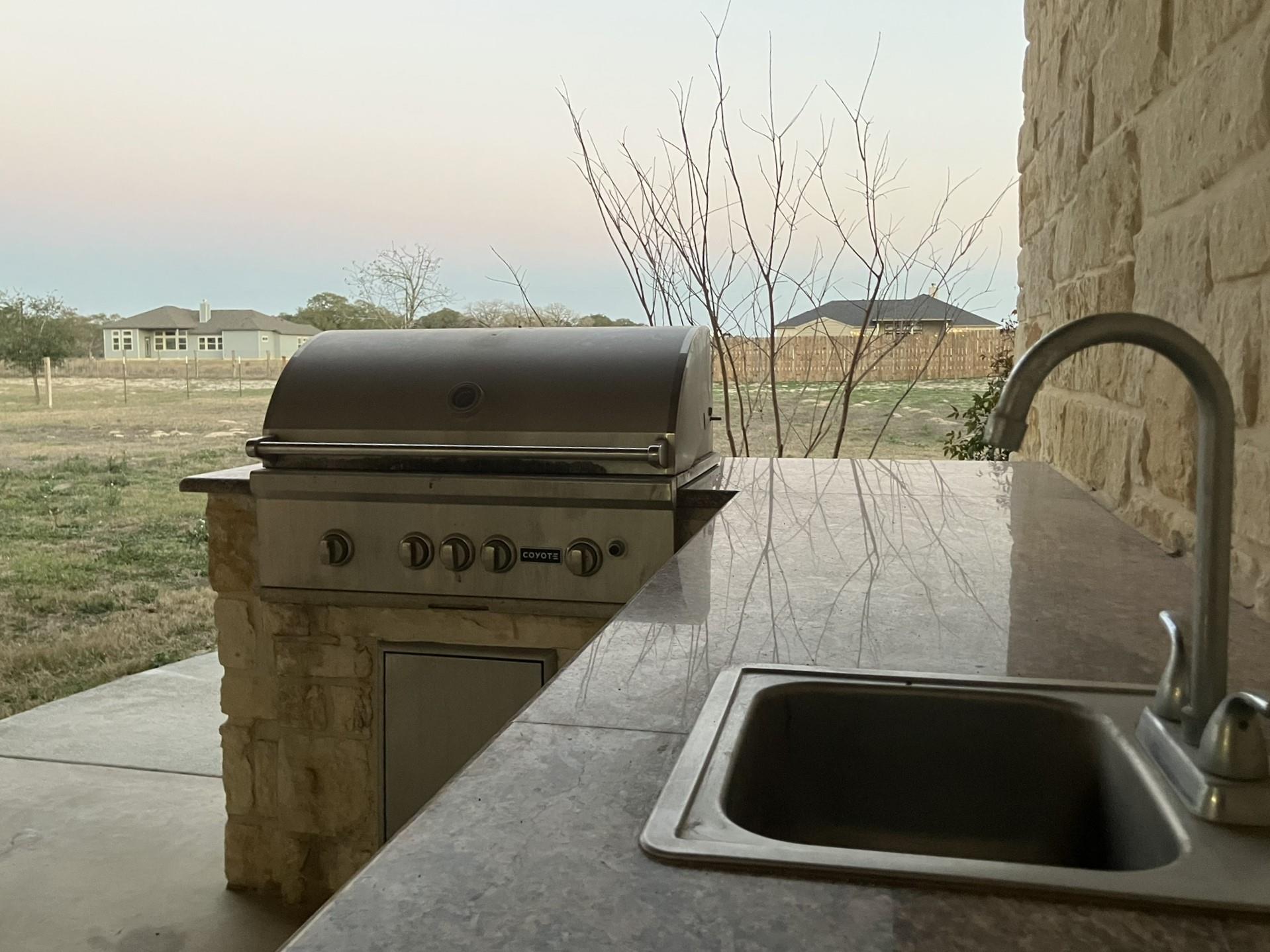 129 S Abrego Crossing, Floresville, TX 78114