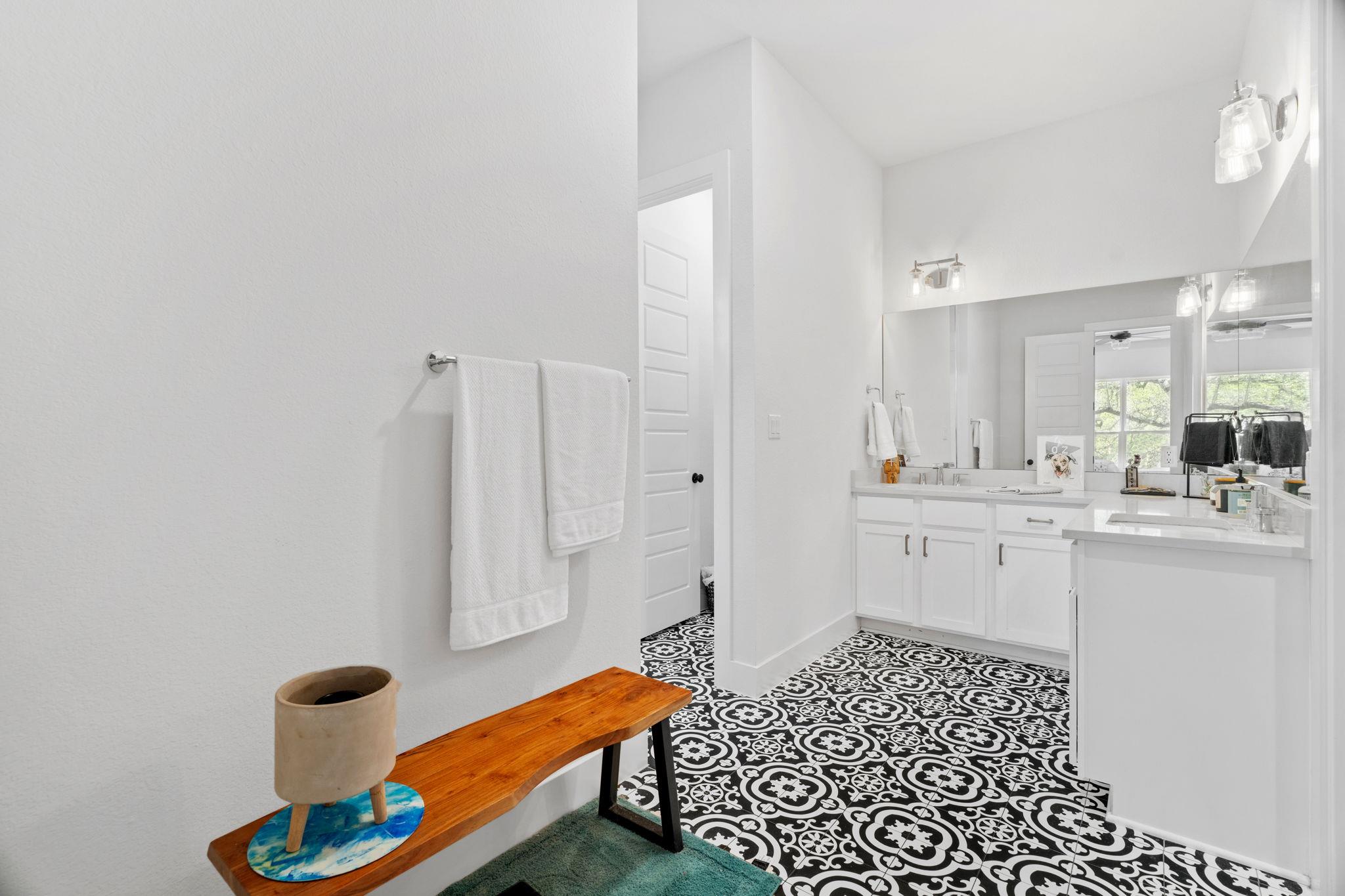 312 Bedford Dr, Spicewood, TX 78669