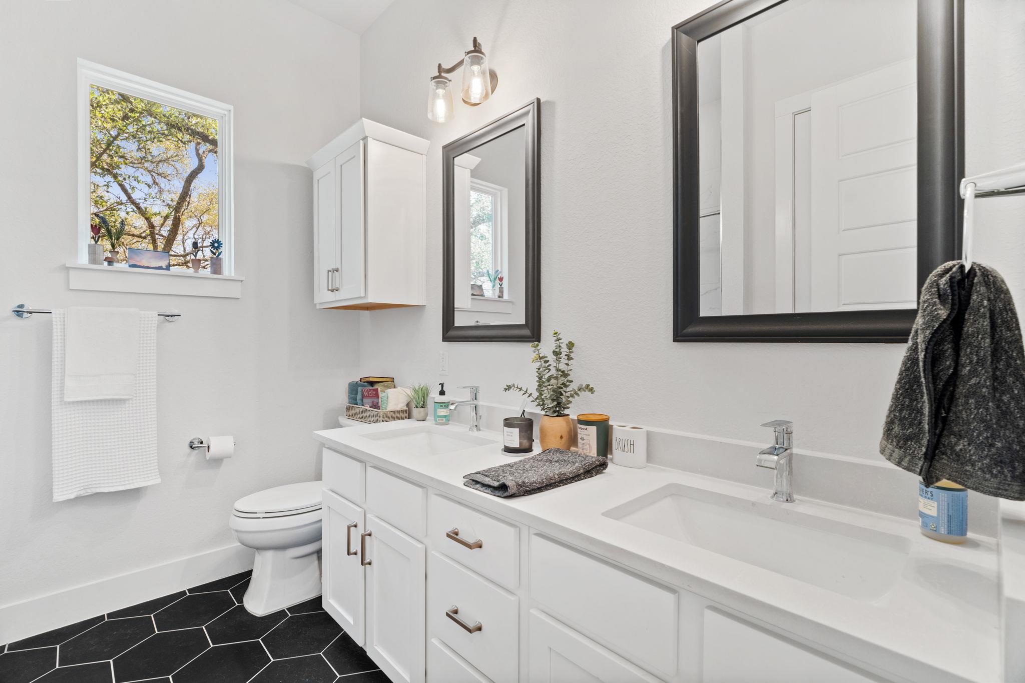 312 Bedford Dr, Spicewood, TX 78669