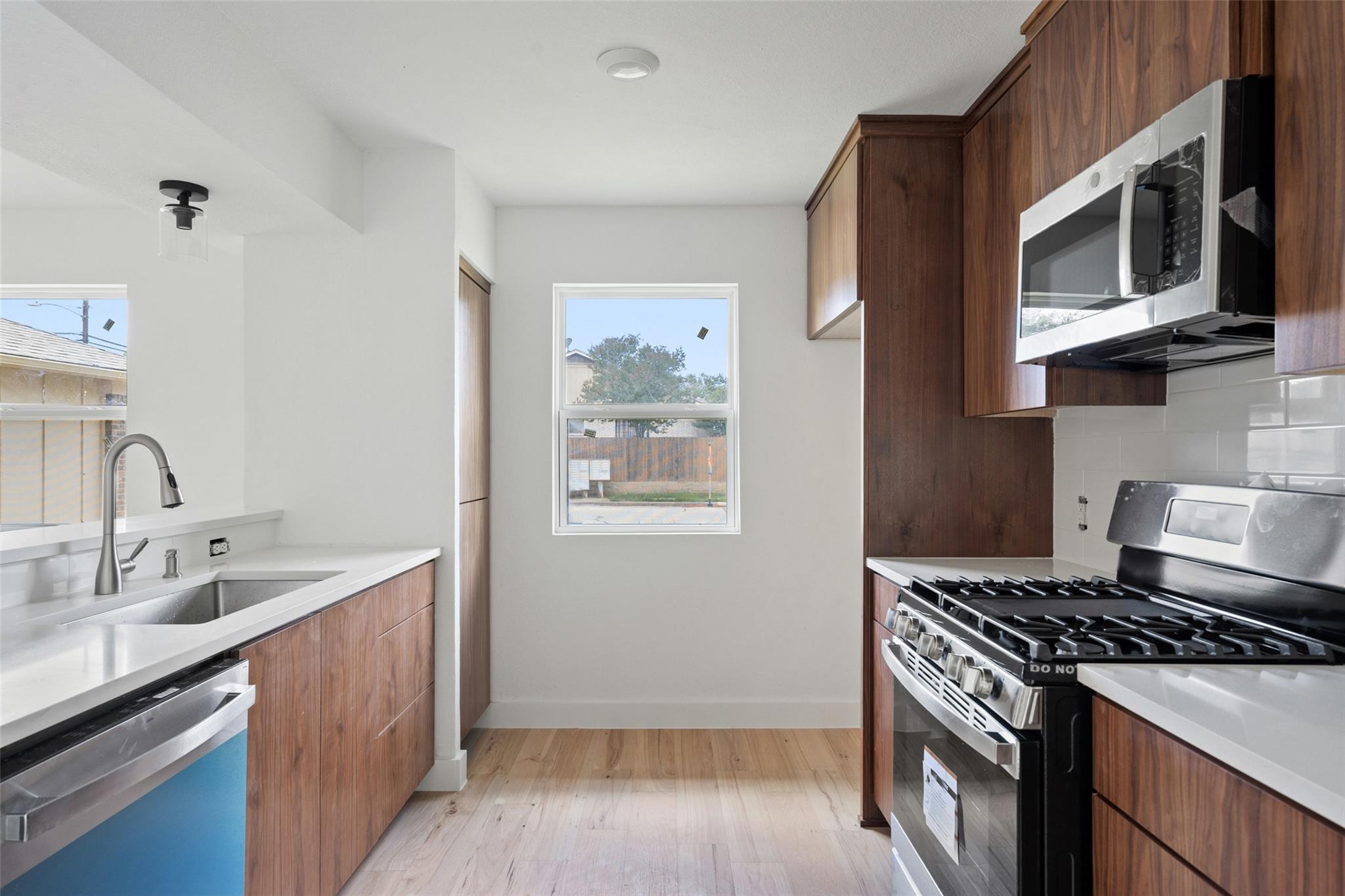 1800 Nicole Cir # B, Round Rock, TX 78664