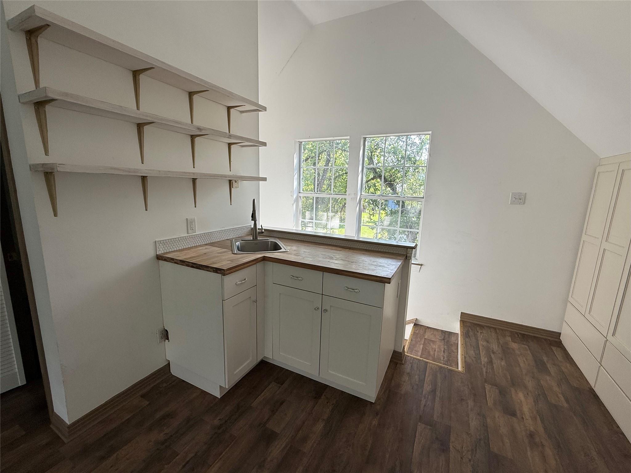 584 Old Antioch Rd, Smithville, TX 78957