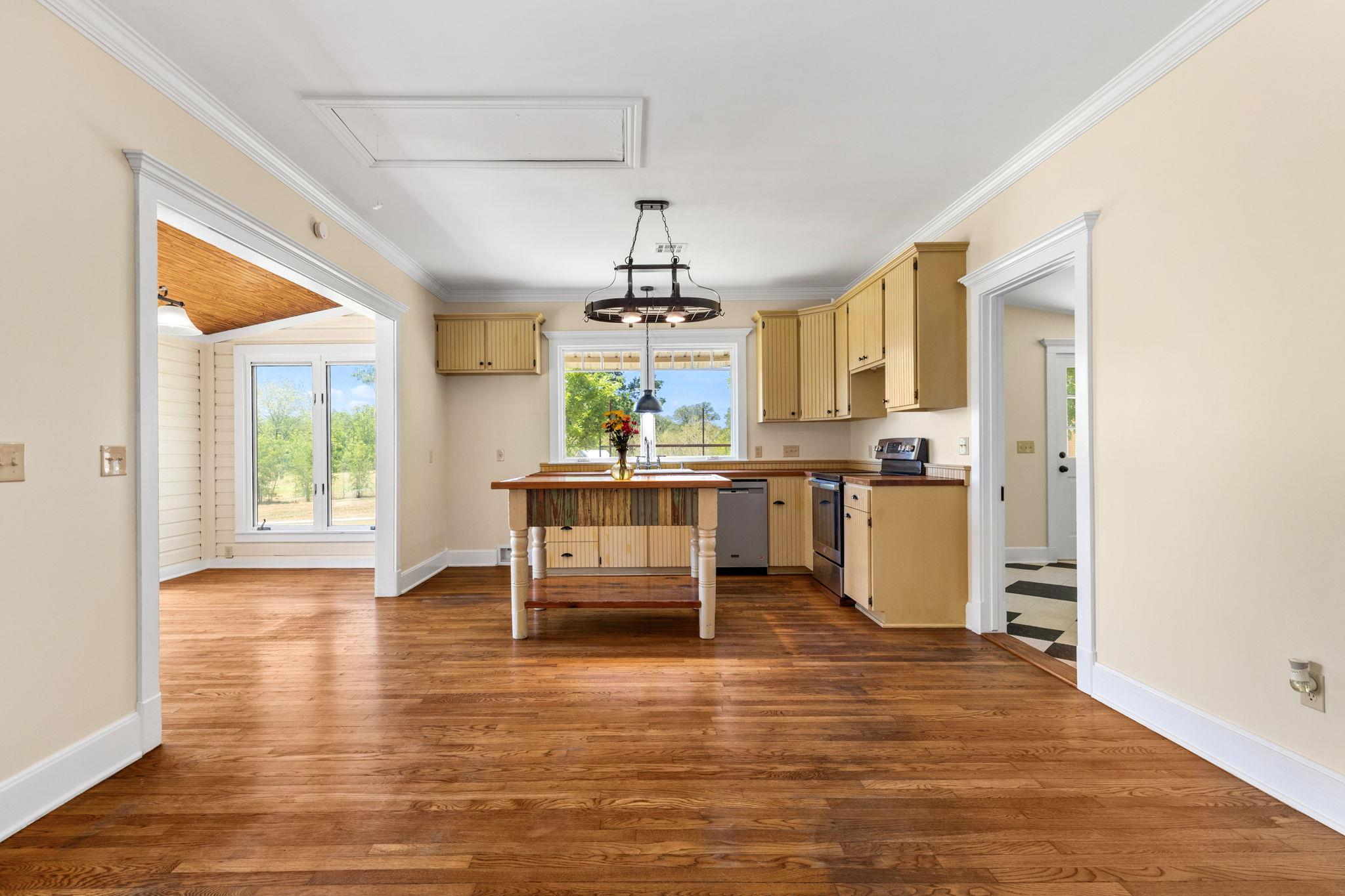 395 Dale Ln, Dale, TX 78616