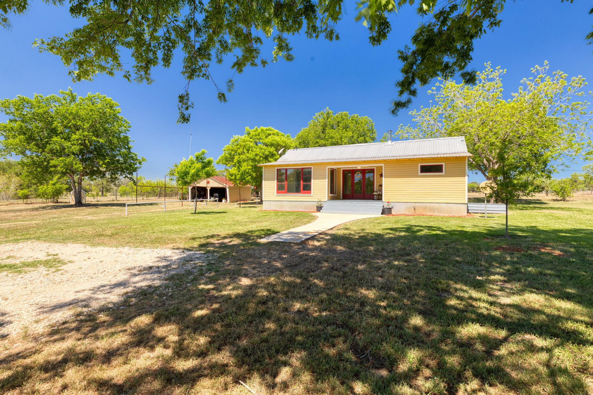 395 Dale Ln, Dale, TX 78616