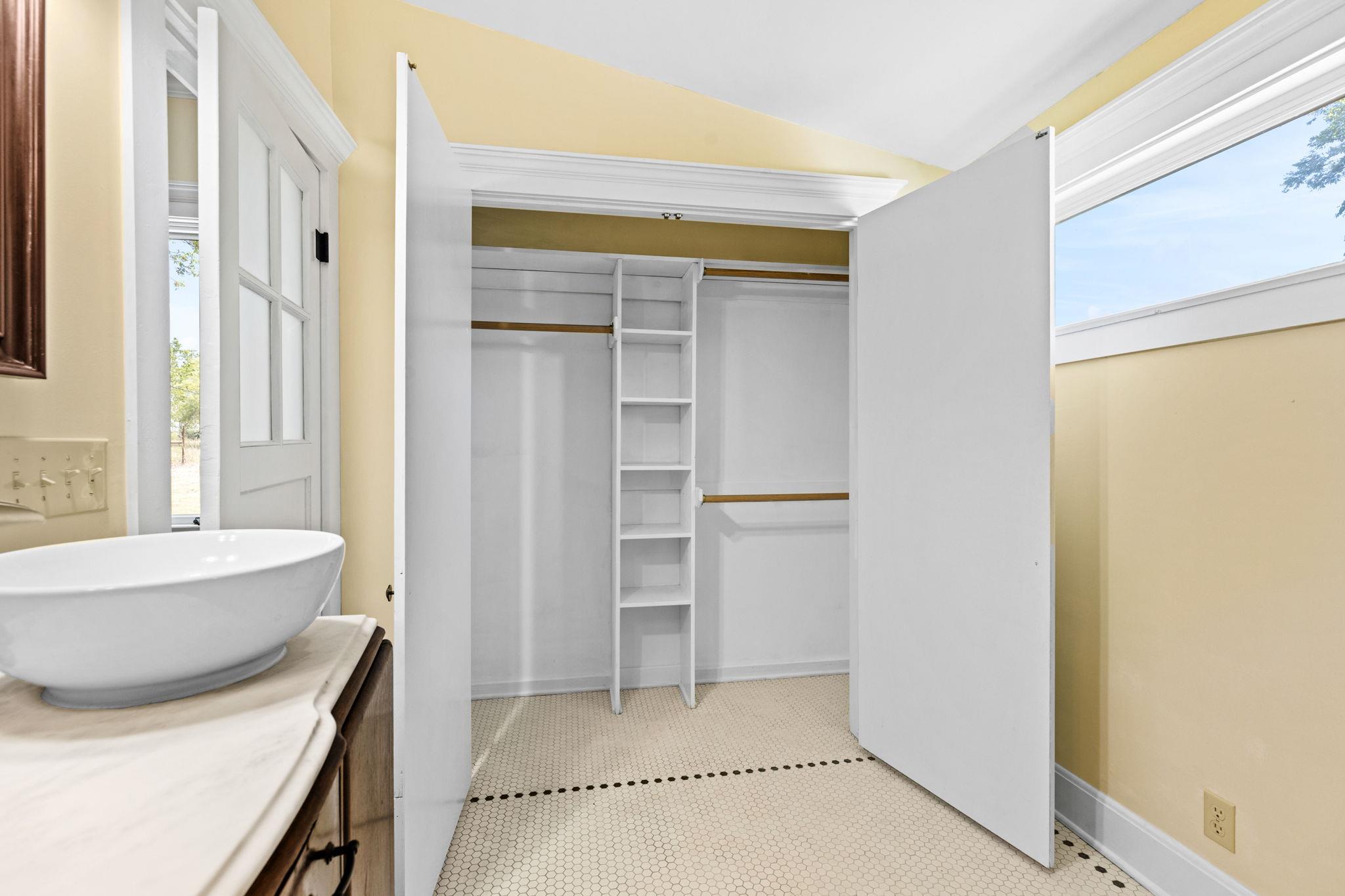 395 Dale Ln, Dale, TX 78616