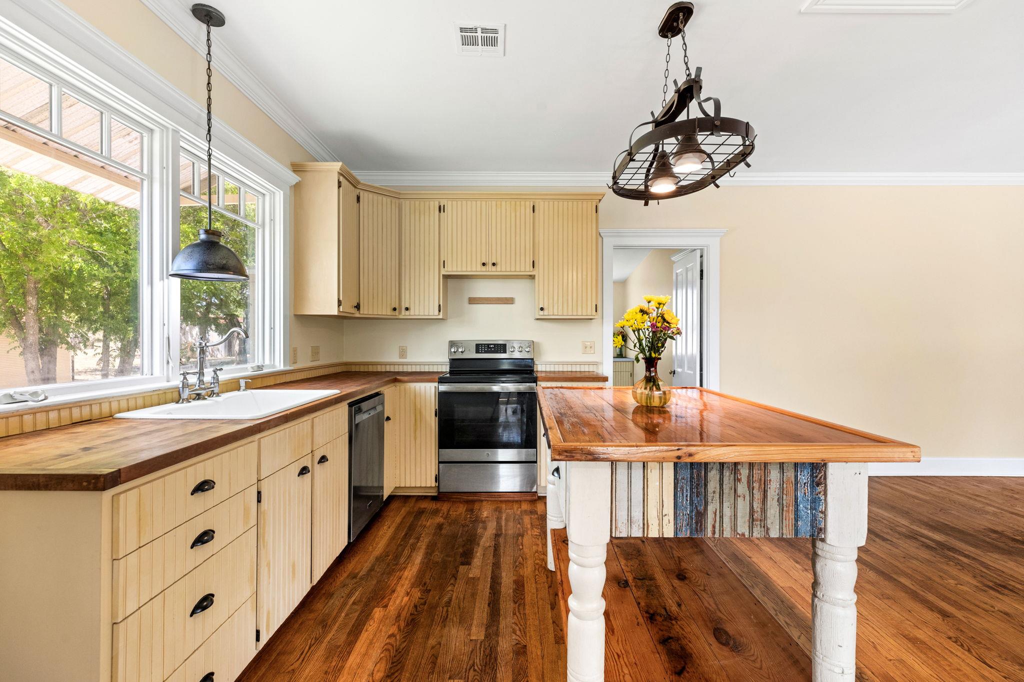 395 Dale Ln, Dale, TX 78616