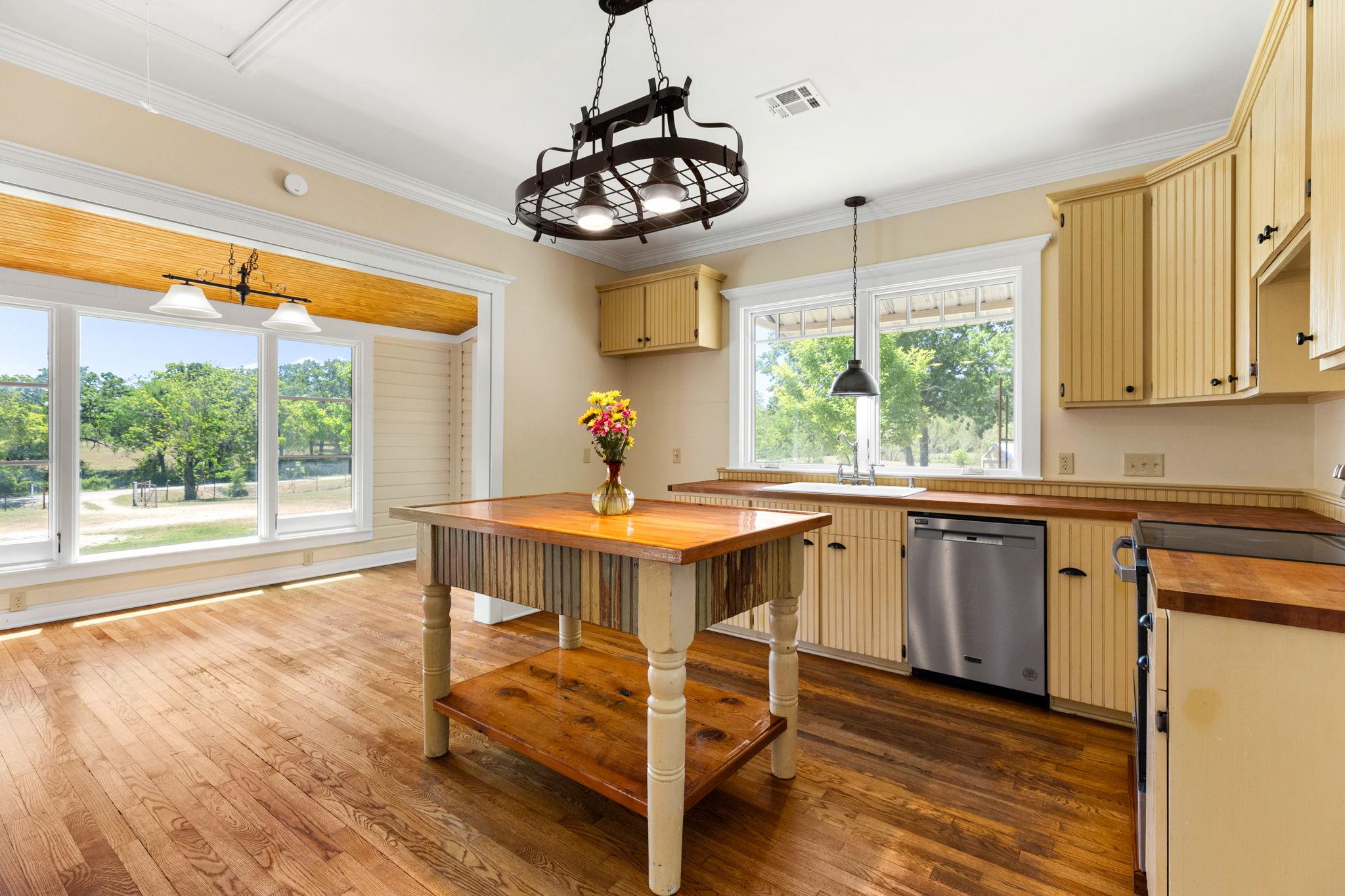 395 Dale Ln, Dale, TX 78616