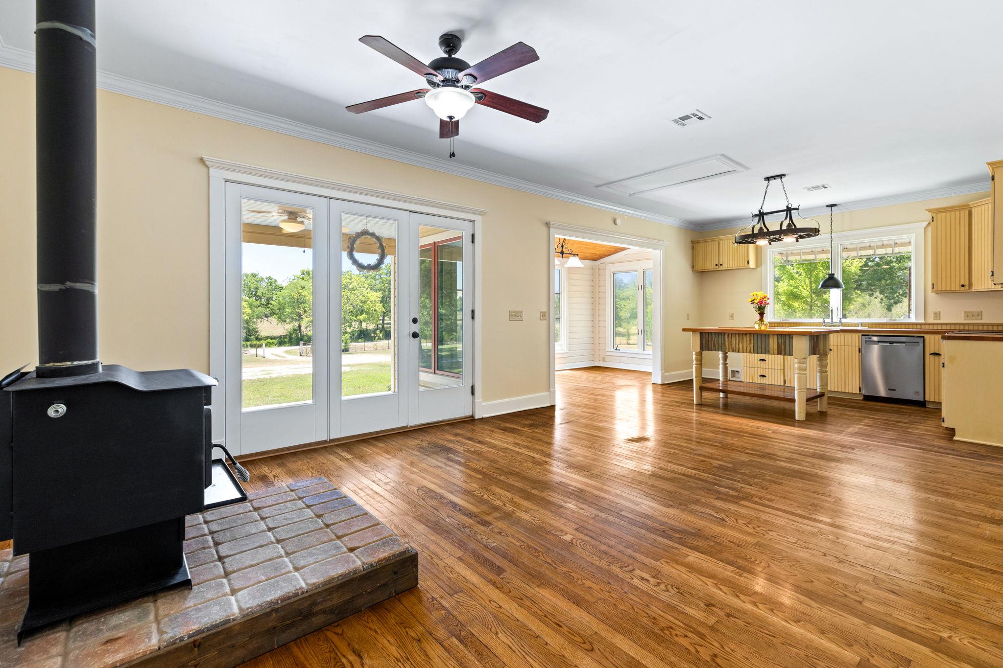 395 Dale Ln, Dale, TX 78616