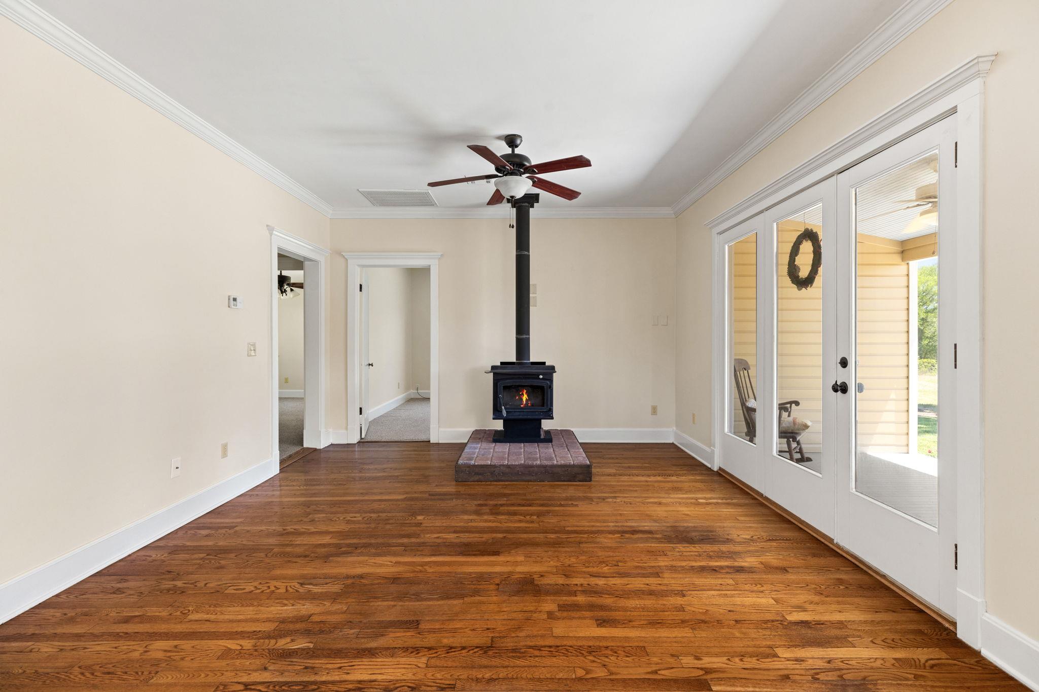 395 Dale Ln, Dale, TX 78616