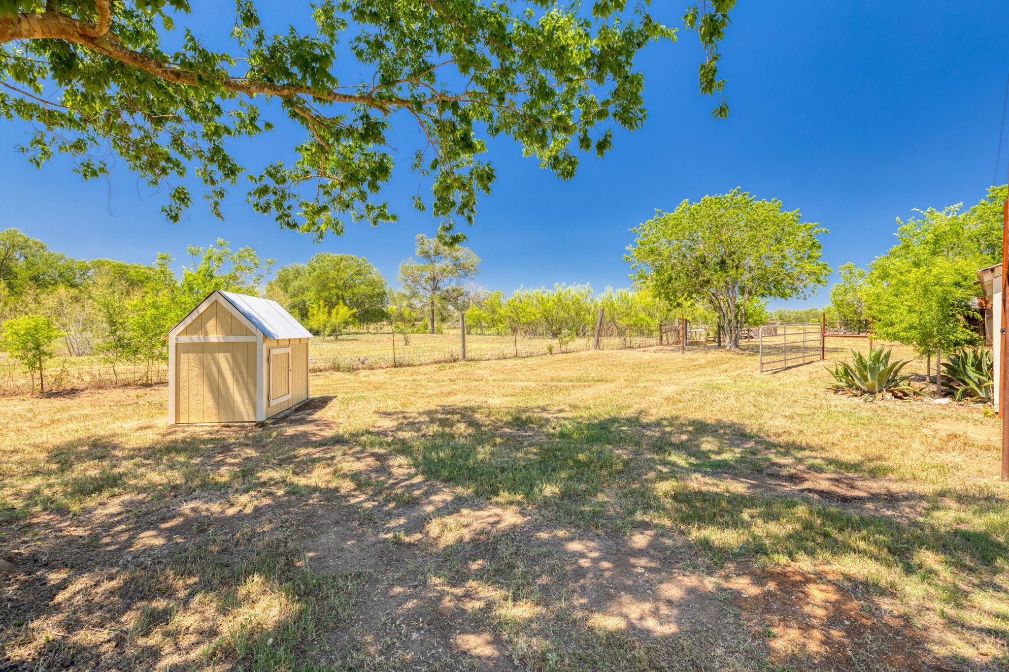 395 Dale Ln, Dale, TX 78616
