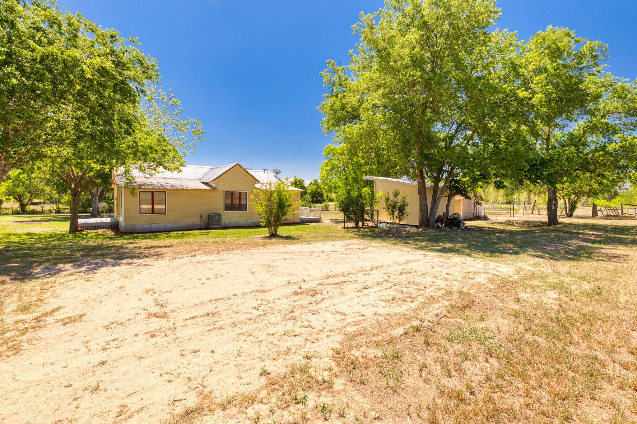 395 Dale Ln, Dale, TX 78616