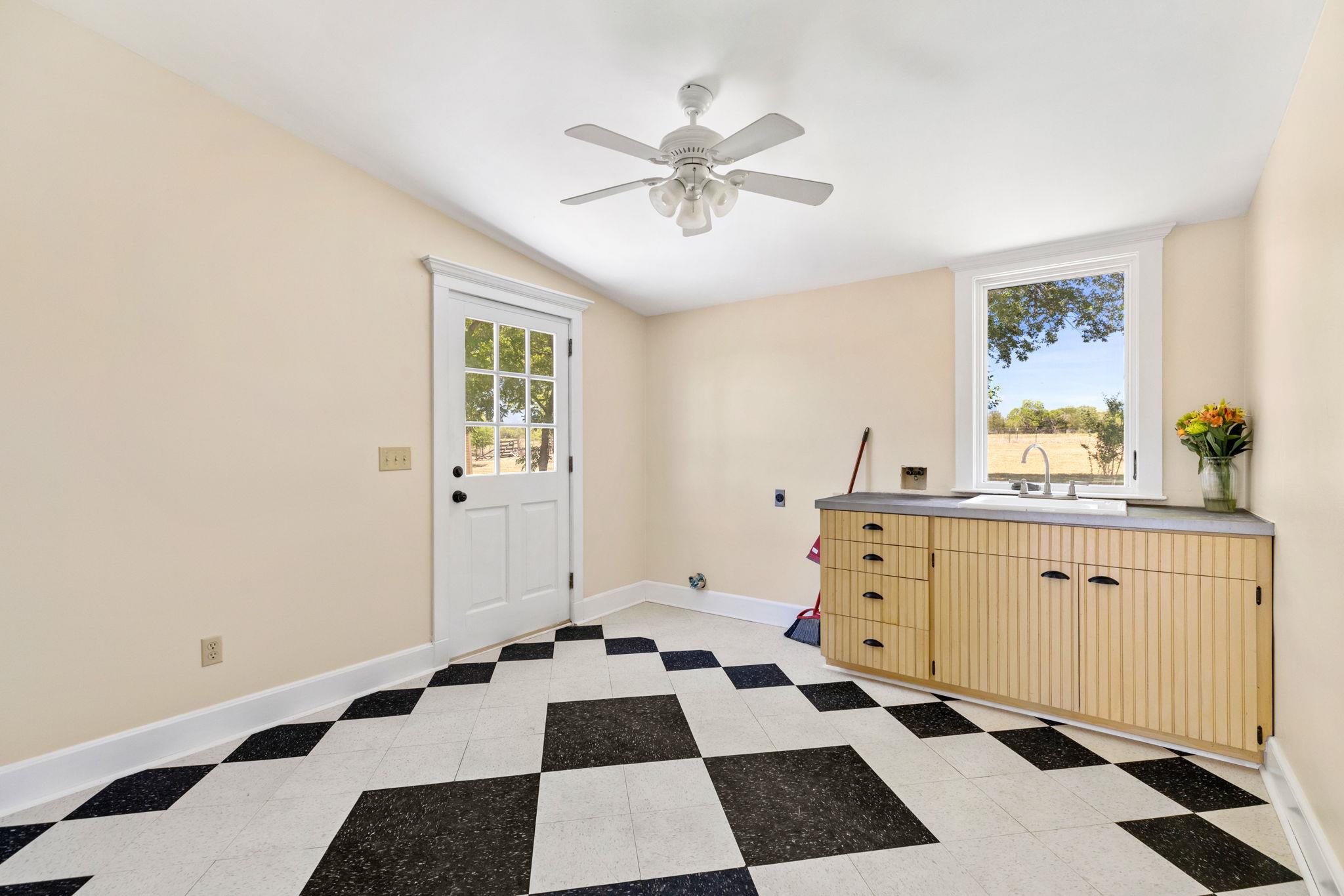 395 Dale Ln, Dale, TX 78616