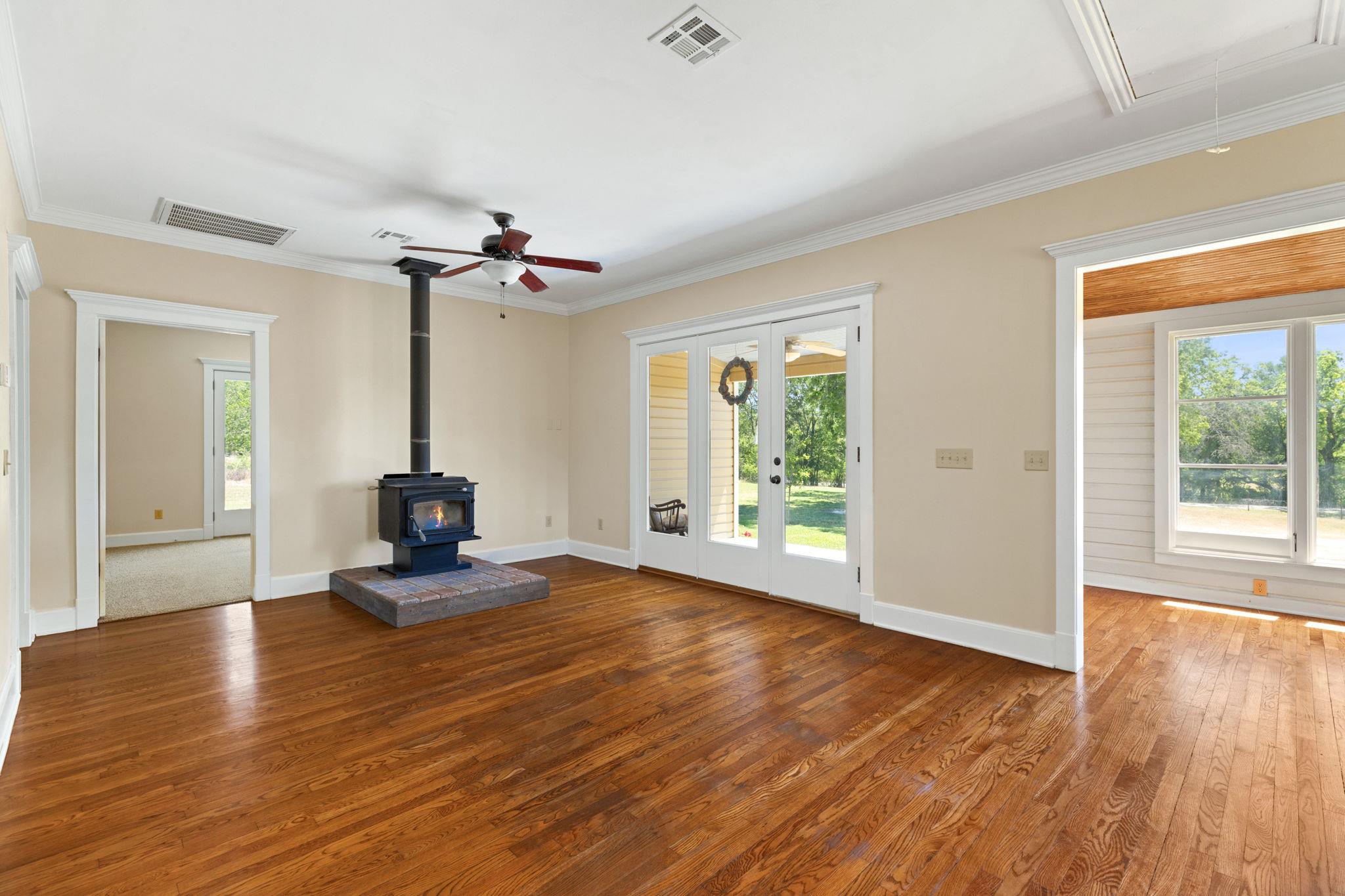 395 Dale Ln, Dale, TX 78616