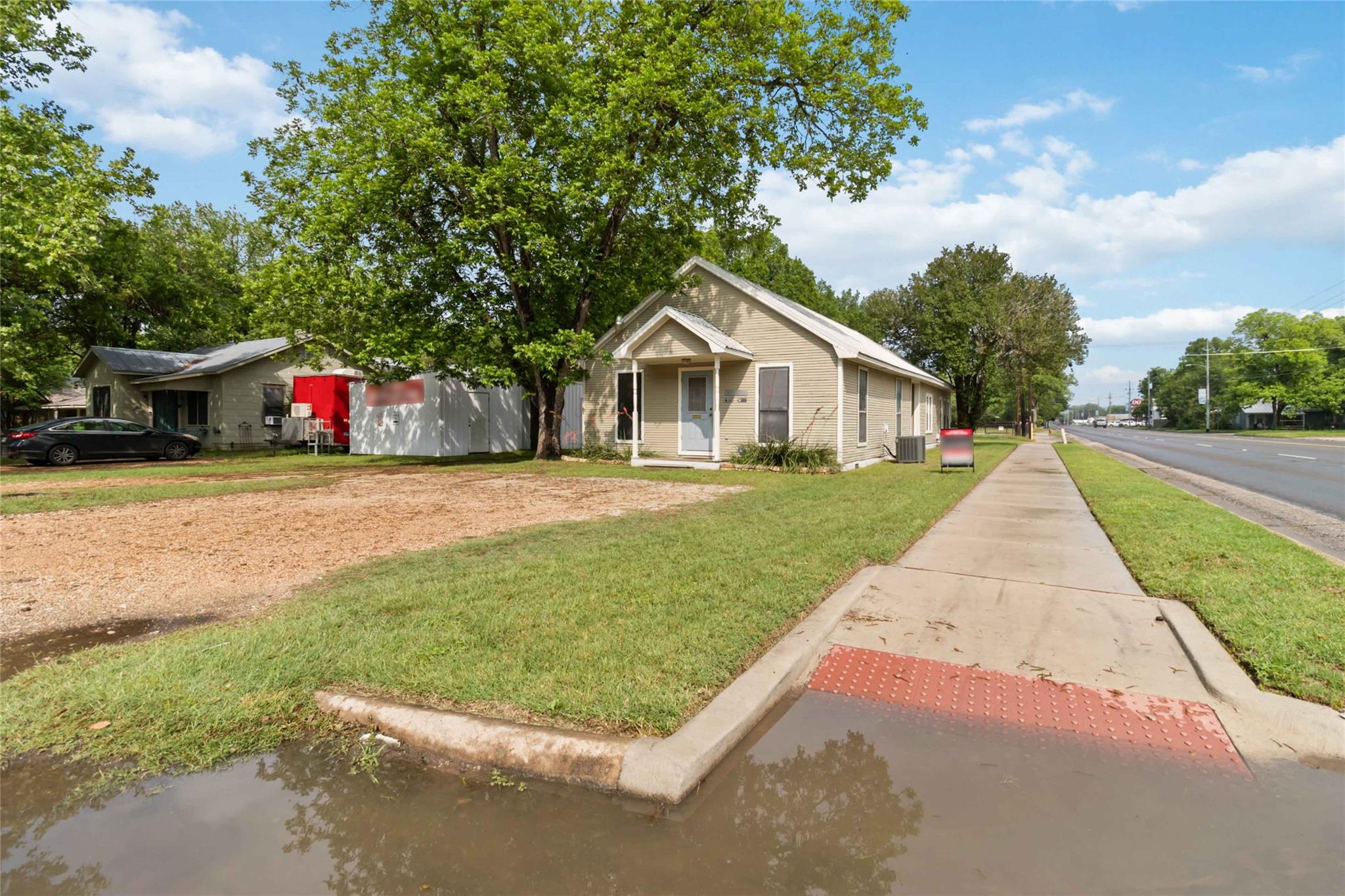 300 Bishop St, Smithville, TX 78957