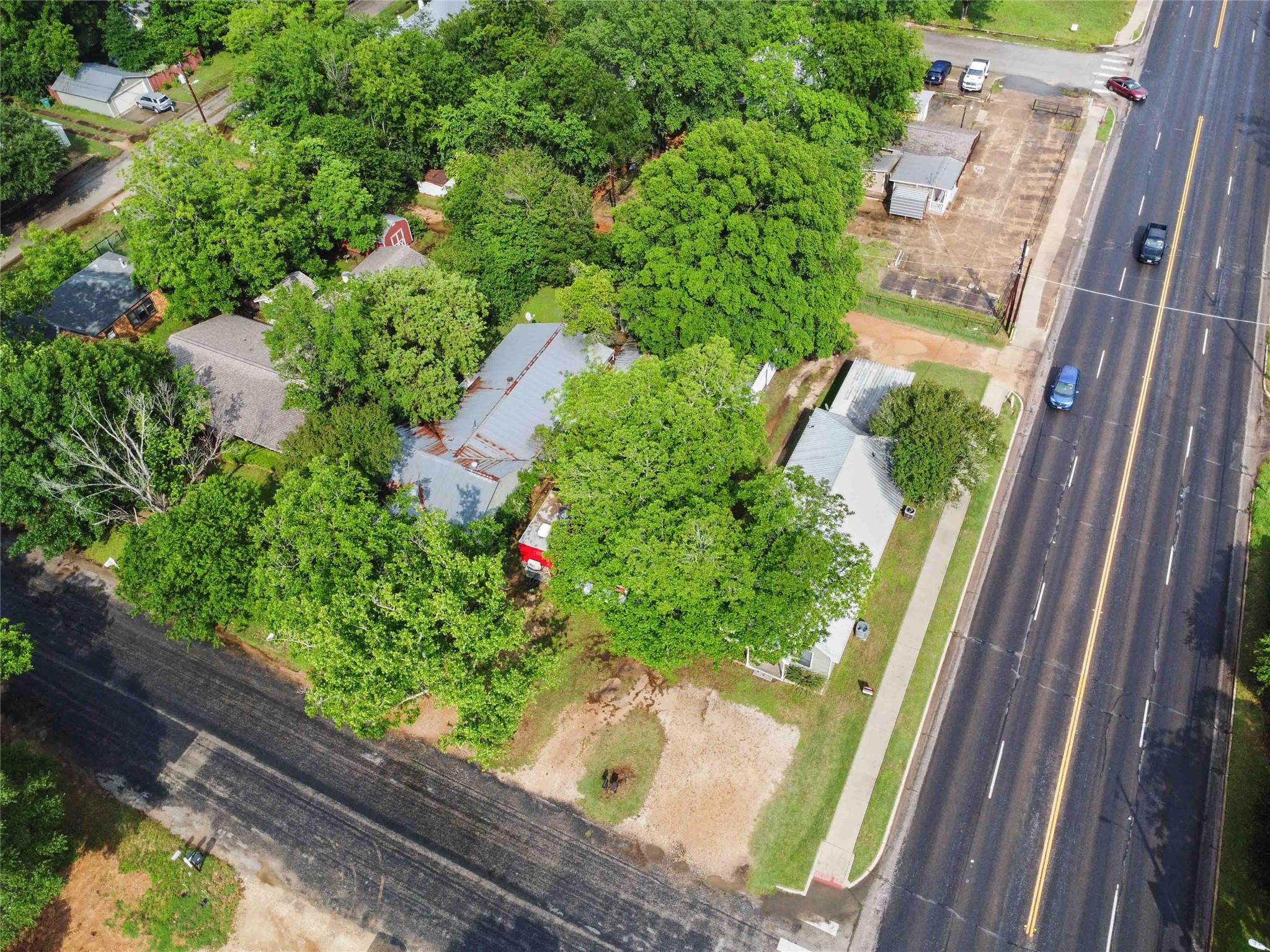 300 Bishop St, Smithville, TX 78957