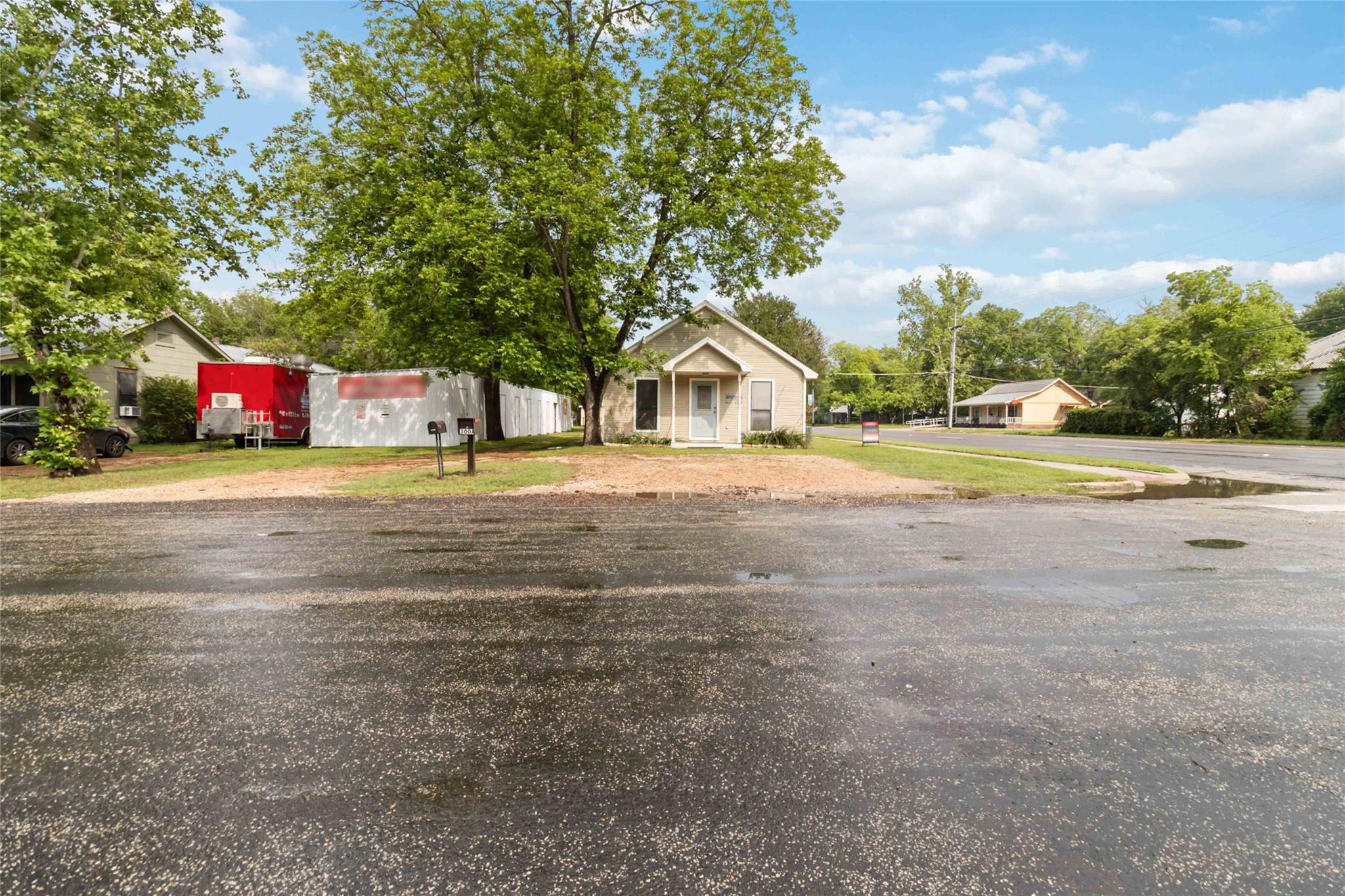 300 Bishop St, Smithville, TX 78957
