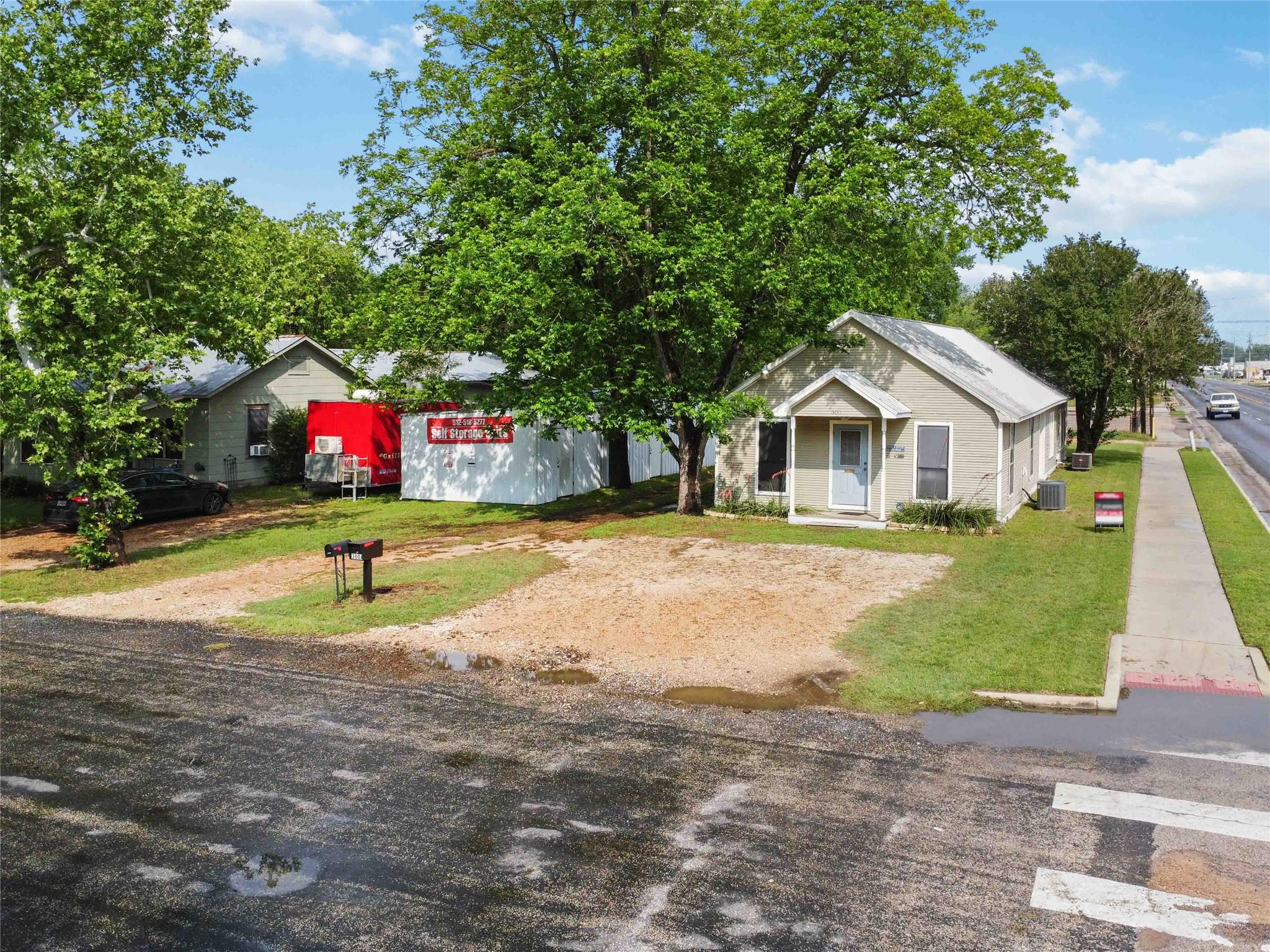 300 Bishop St, Smithville, TX 78957