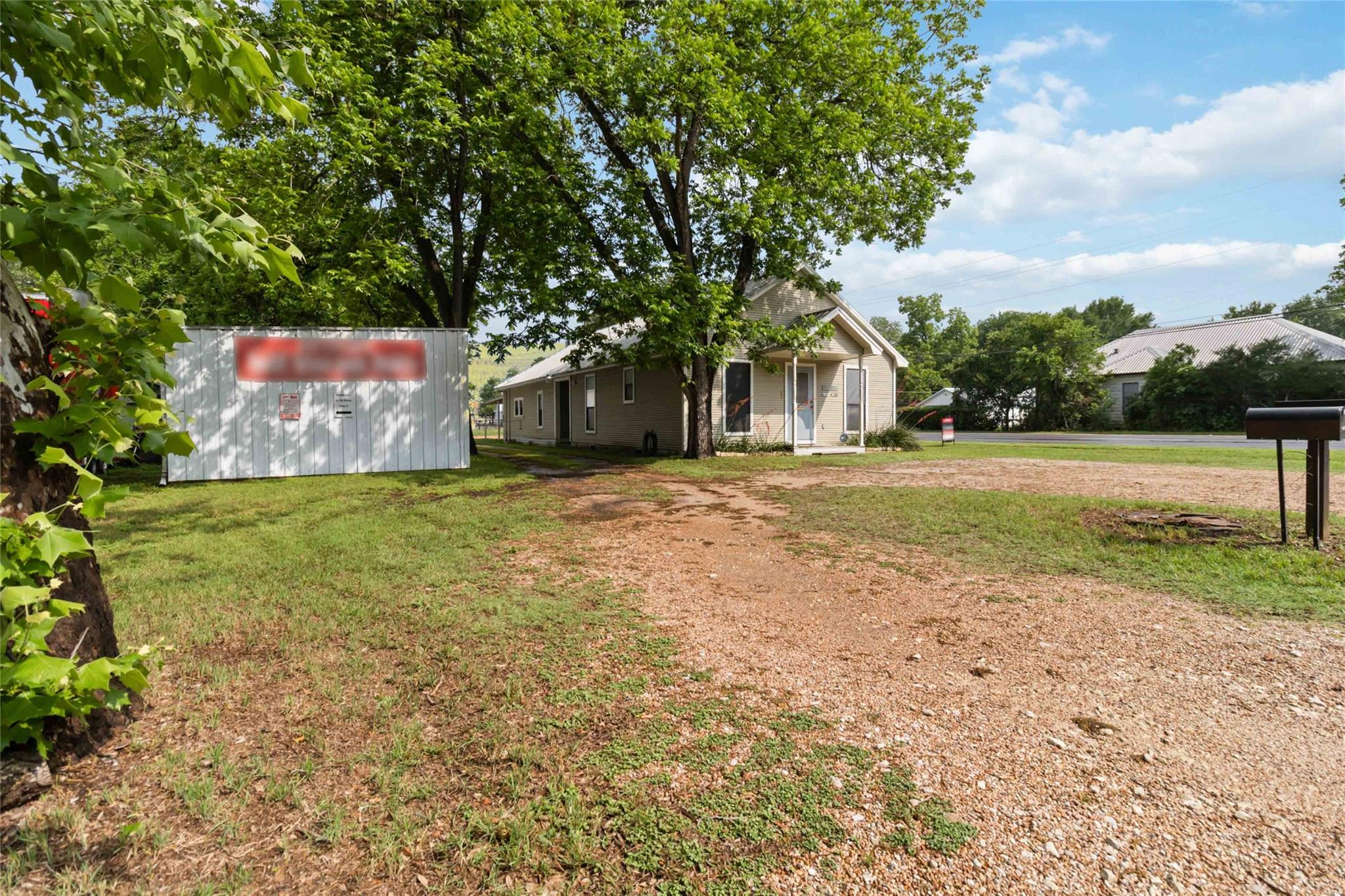 300 Bishop St, Smithville, TX 78957