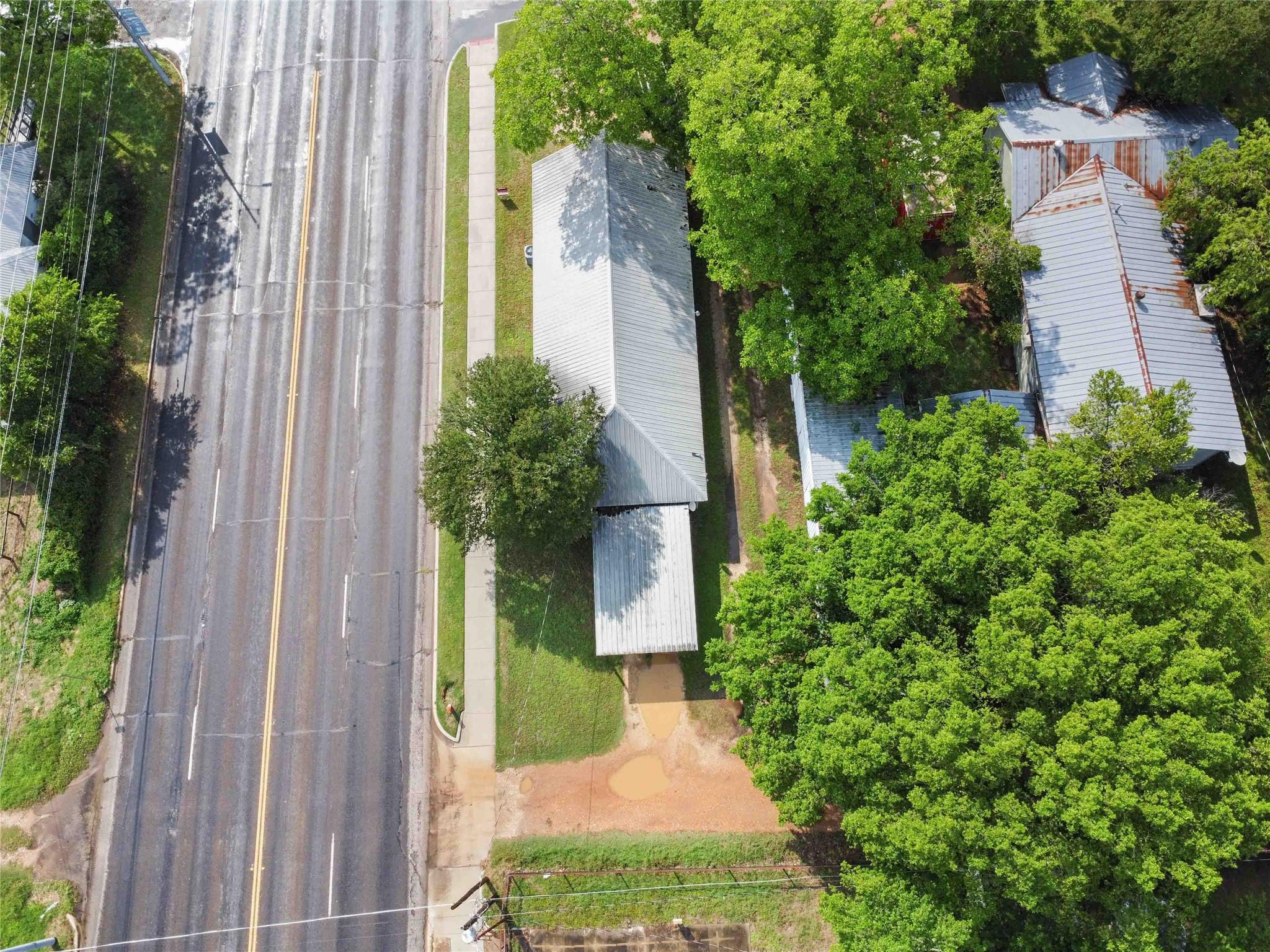 300 Bishop St, Smithville, TX 78957