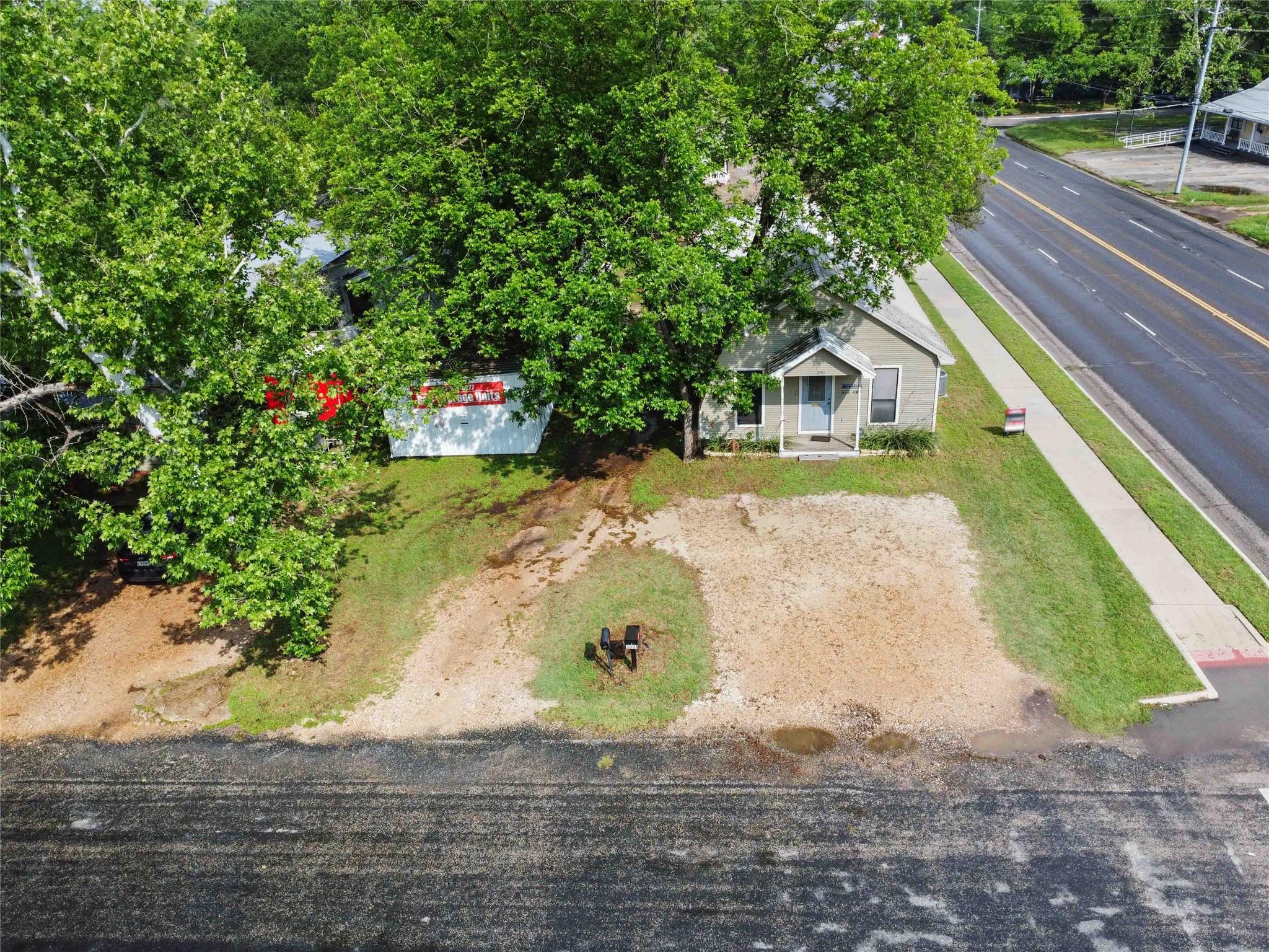 300 Bishop St, Smithville, TX 78957