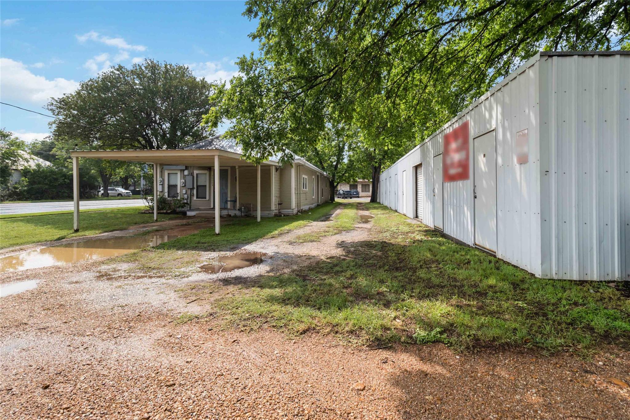 300 Bishop St, Smithville, TX 78957