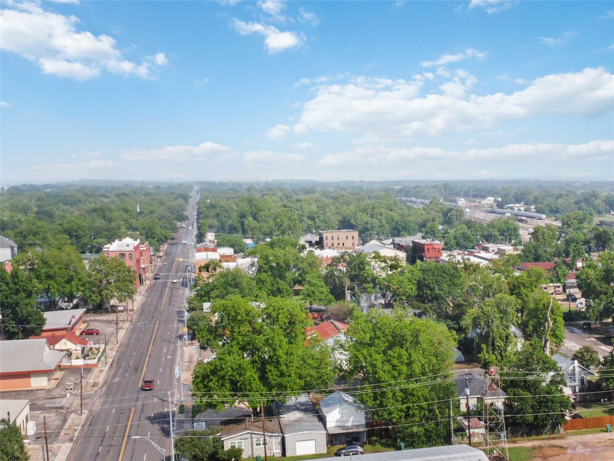 300 Bishop St, Smithville, TX 78957