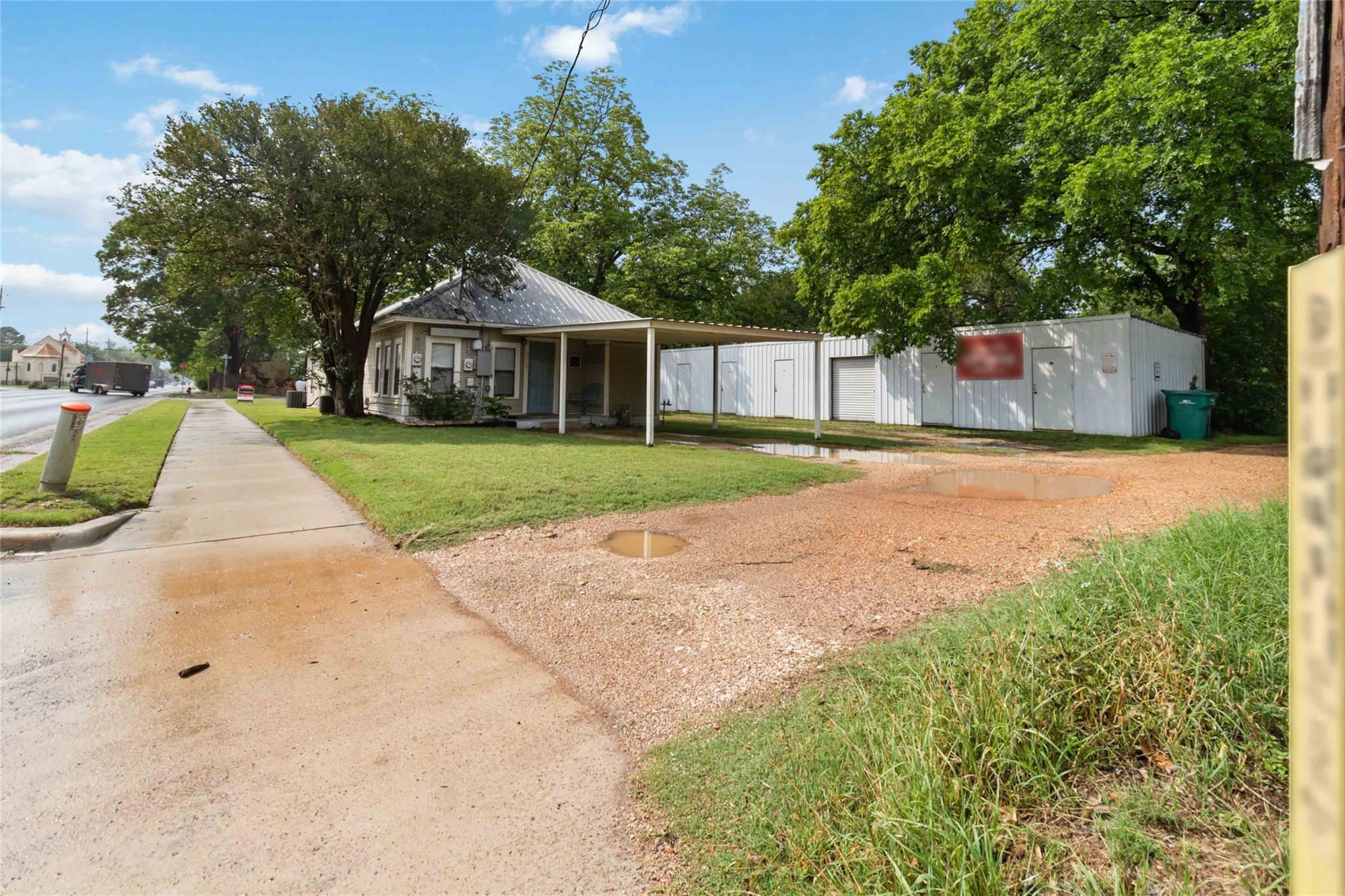 300 Bishop St, Smithville, TX 78957