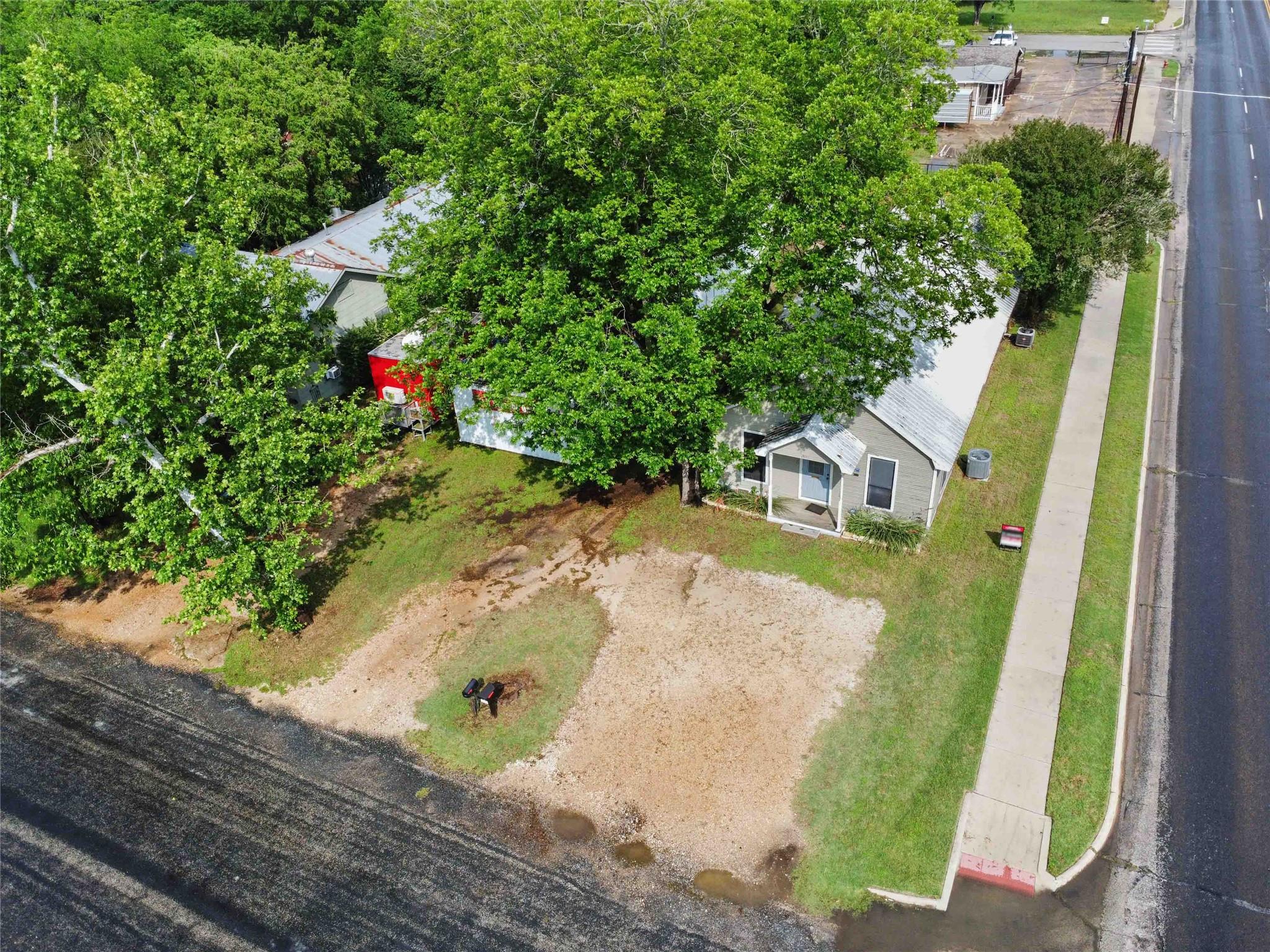 300 Bishop St, Smithville, TX 78957