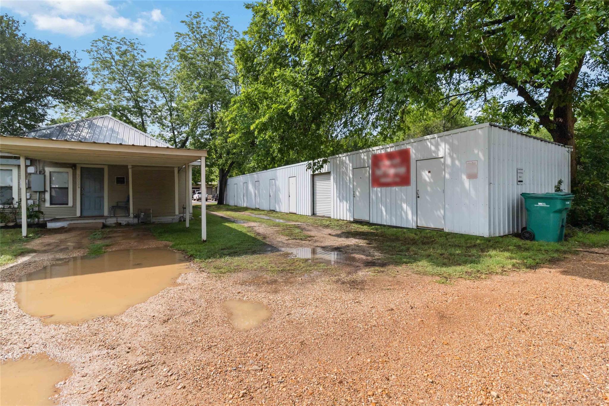 300 Bishop St, Smithville, TX 78957