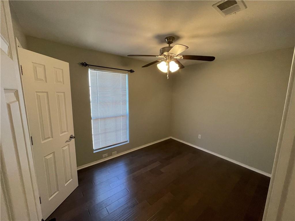 2002 Holly Springs Dr, Taylor, TX 76574