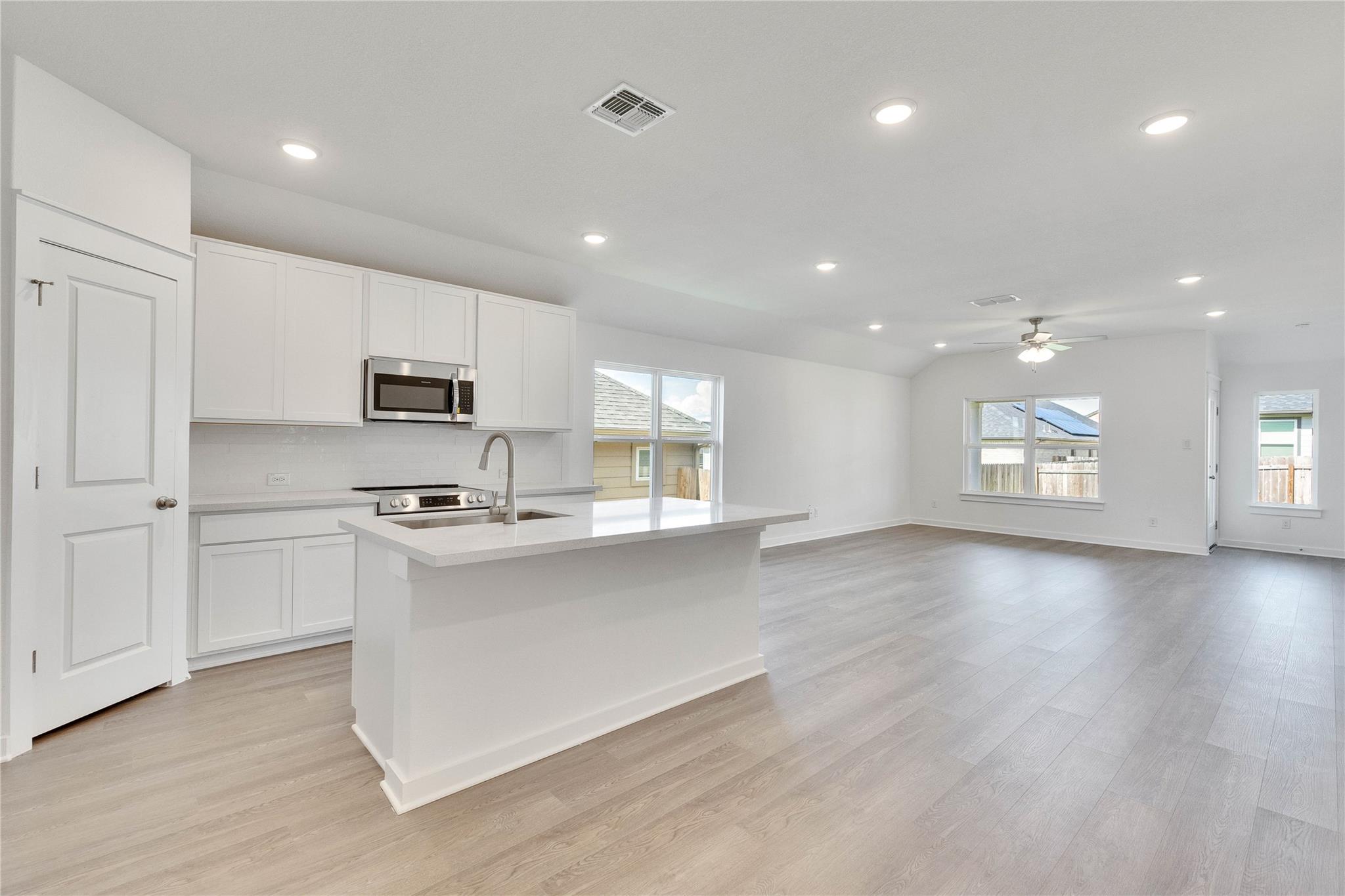 245 Seattle Slew Dr, Jarrell, TX 76537