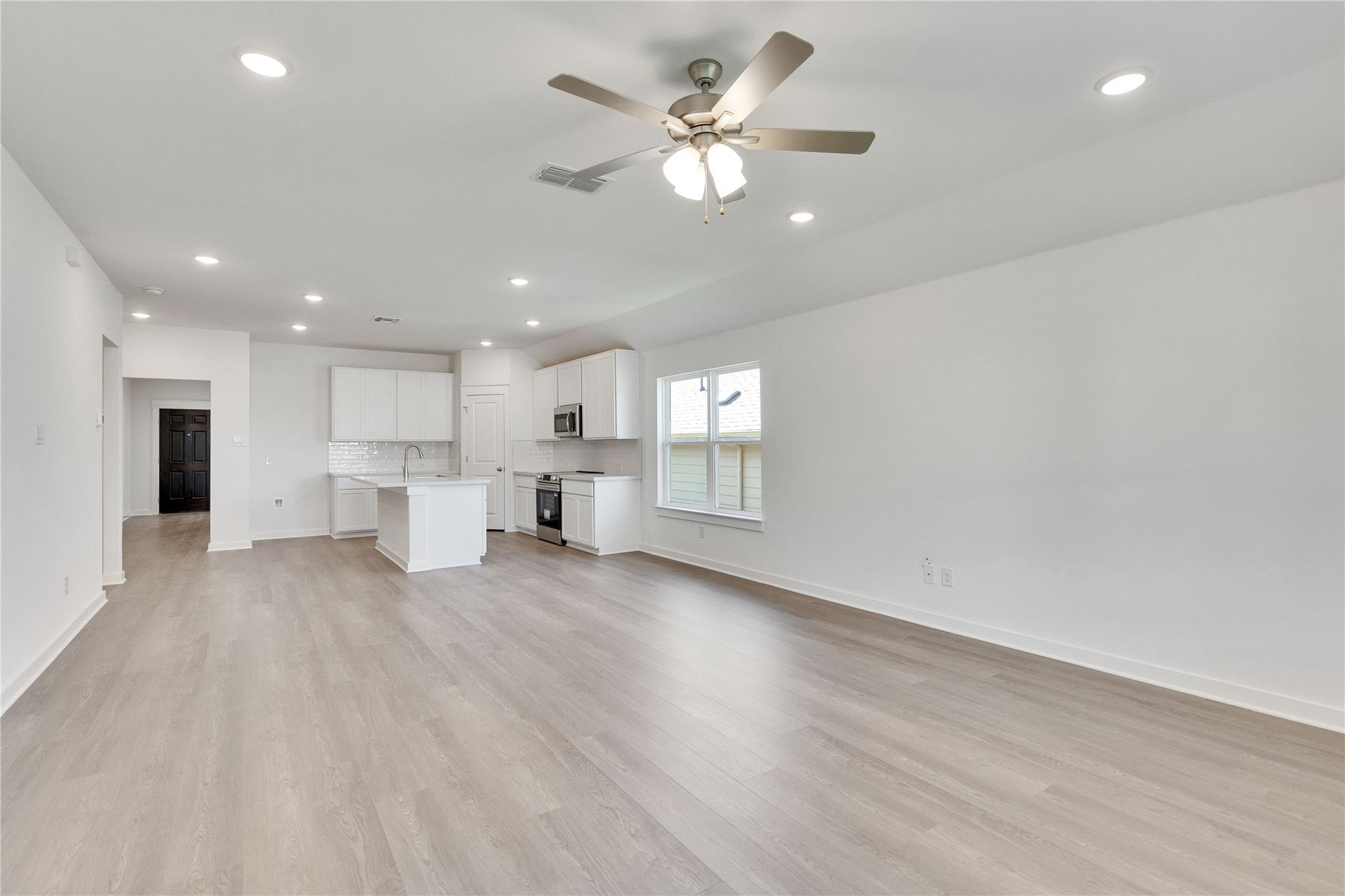 245 Seattle Slew Dr, Jarrell, TX 76537