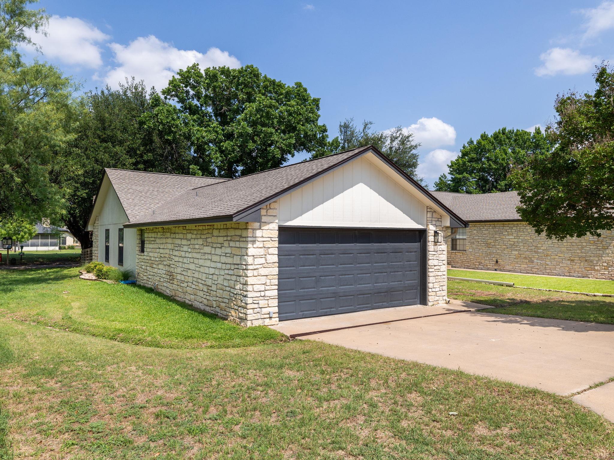 26 Fairway Ln, Meadowlakes, TX 78654