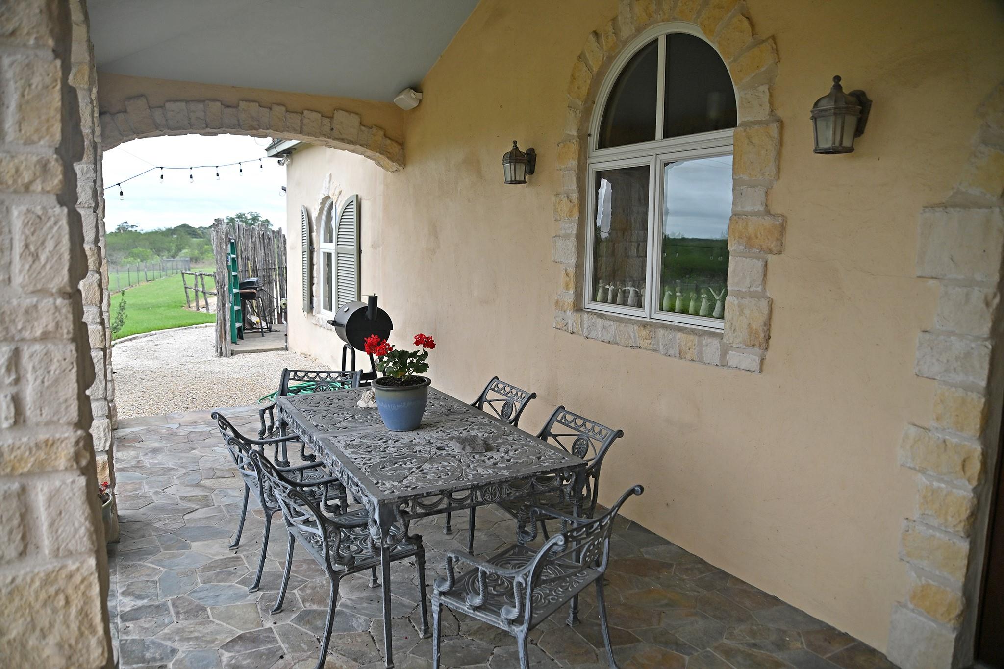 5904 Old Yoakum Rd, Cuero, TX 77954