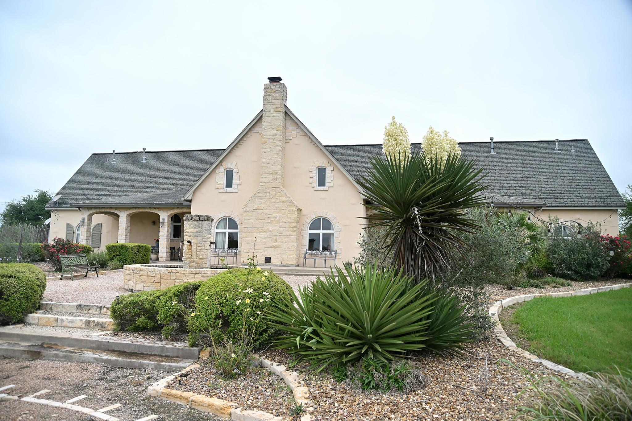 5904 Old Yoakum Rd, Cuero, TX 77954